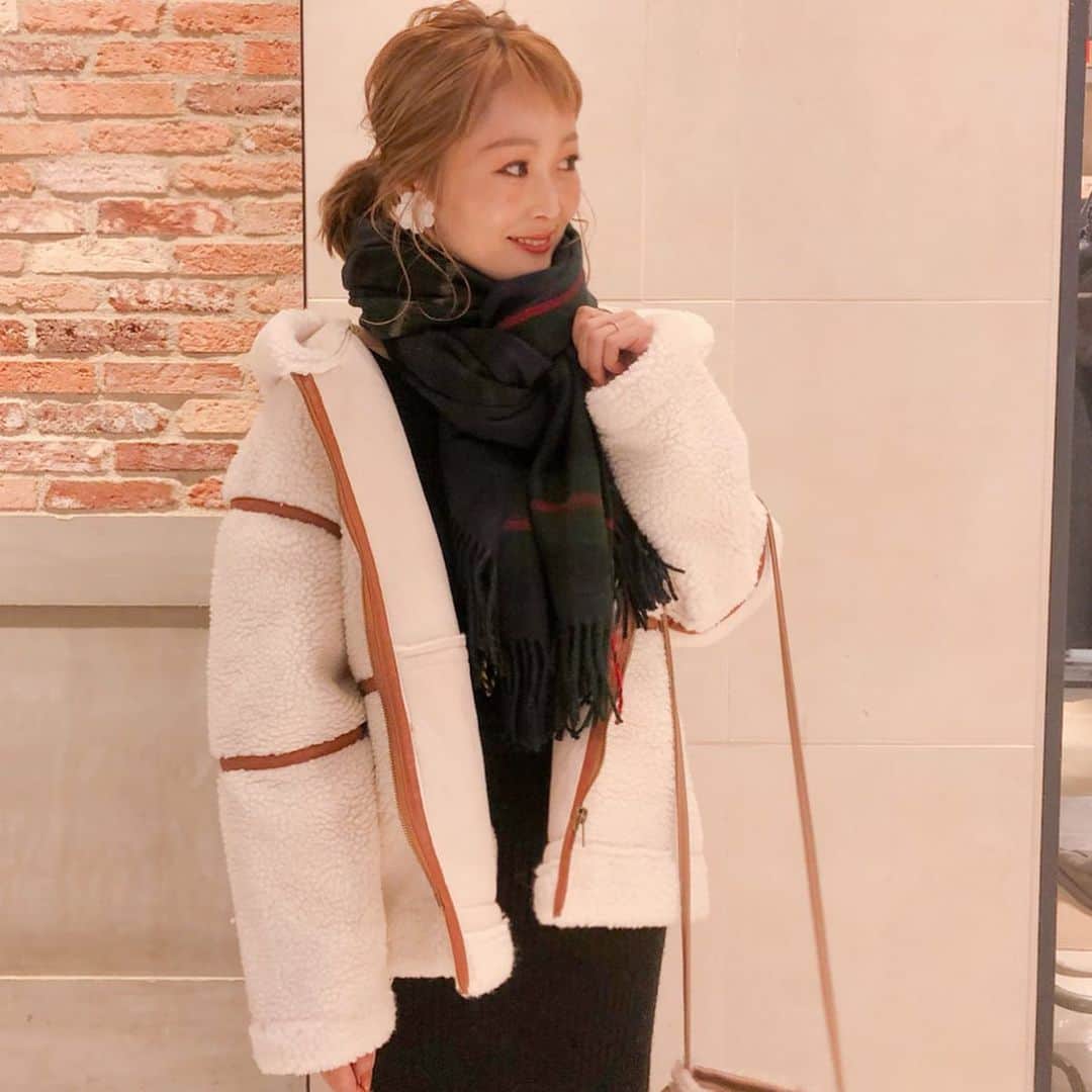 のインスタグラム：「〻boa jacket〻 ・ ・ ・ @titivatejp の#デザインラインボアブルゾン ・ ボアって着膨れしがちだけどこれはレザーのパイピングでスッキリ🤟 ・ 着てても楽ちんであったかい♡Mサイズを着てるよ✨ ・ マフラーは @ecrea_official 大判で暖かい☺️合わせやすいカラーも◎ ・ バッグは @a_trend_ld ボアとレザーの組み合わせ、淡い色味もツボ💘 ・ ・ ・ outer▶ @titivatejp muffler▶ @ecrea_official bag▶ @a_trend_ld shoes▶ @donobanweb pierce▶ @m.noripeee ・ ・ ・ #ファッション#コーデ#fashion#ママ#ママコーデ#プチプラコーデ#大人カジュアル#ヘアアレンジ#mineby3mootd#オン眉#大人可愛い#ジユジョ#冬コーデ#産後3ヶ月#ママリファッション#ママリ#シンプルコーデ#158cm#mamagirl#locari#lucrajp#ハイトーン#ハイトーンカラー#titivate #ティティベイト #titivatestyle」