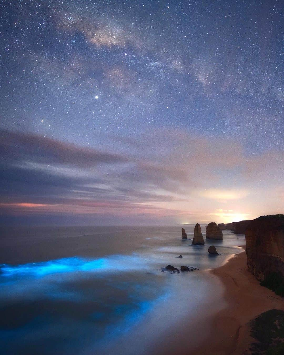 Nikon Australiaさんのインスタグラム写真 - (Nikon AustraliaInstagram)「"As we stood under the Milky Way at the Twelve Apostles, we watched in awe while the waves sparkled bright blue as they came rolling in - full of bioluminescence!⁣ ⁣ This “sea sparkle” is the result of a certain type of rare algae - that when disturbed, emits a blue glow. It has yet to be captured at the Twelve Apostles.. until now!" - @joshbeames⁣ ⁣ Camera: Nikon D850⁣ Lens: AF-S NIKKOR 14-24mm f/2.8 G ED⁣ Settings: f/2.8 | 40s | ISO 2500⁣ ⁣ #MyNikonLife #NikonAustralia #Nikon #astrophotography #GreatOceanRoad」11月23日 16時02分 - nikonaustralia