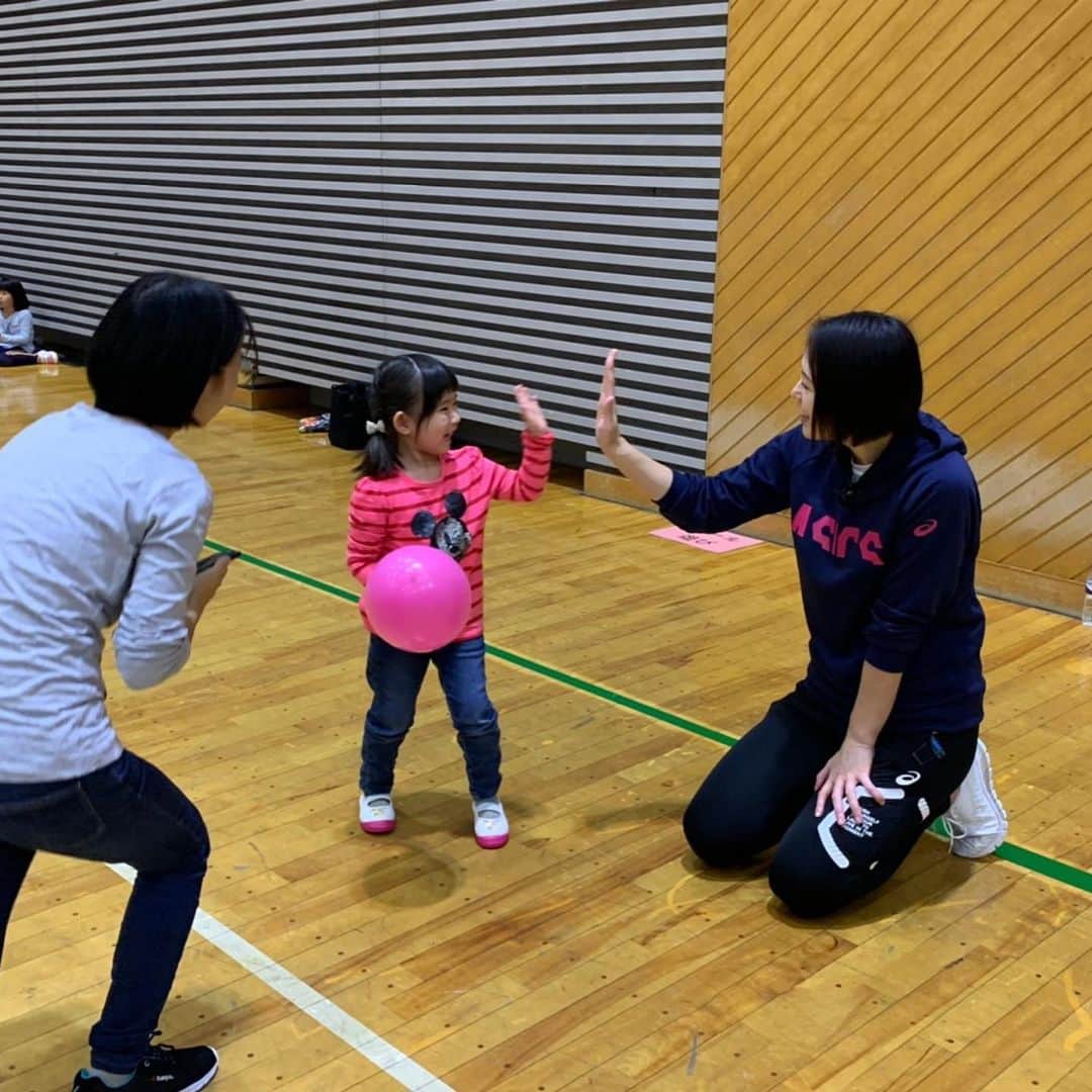 大山加奈さんのインスタグラム写真 - (大山加奈Instagram)「. . 本日は新宿区にて 親子スポーツチャレンジ2019 ボール遊び教室の講師を務めてきました‼︎ . . 1番やりたいイベントで大好きなのが この親子教室なんです‼︎‼︎ . . 親子で楽しく身体を動かしながら にこにこしてるみなさんを みるのが大好きなのです。 . . ただ、この年代の子供たちを 1時間飽きさせることなく 楽しませるのは とてもとてもパワーを使います。。。 . . 終わると疲労感に襲われます笑。 でも参加してくれた子供たちが とってもとってもかわいくて 疲れたけどすごく癒されました😍💓 . 心地よい疲労感😊 . . 許しがたいニュースに 胸を痛めて落ち込んでいましたが やはりこのような子供たちの 未来を守らねば‼︎と気合いが 入りました‼︎‼︎ . . 今日のようなイベントをきっかけに バレーボールに興味を持ってくれた 子供たちが楽しくバレーボールを 続けられる世界にしていかないと‼︎‼︎ . . 参加してくれたみなさん 新宿未来創造財団さま ありがとうございました😊‼︎ . . #親子スポーツチャレンジ2019 #バレーボール教室 #ボール遊び教室」11月23日 16時10分 - kanaoyama0619