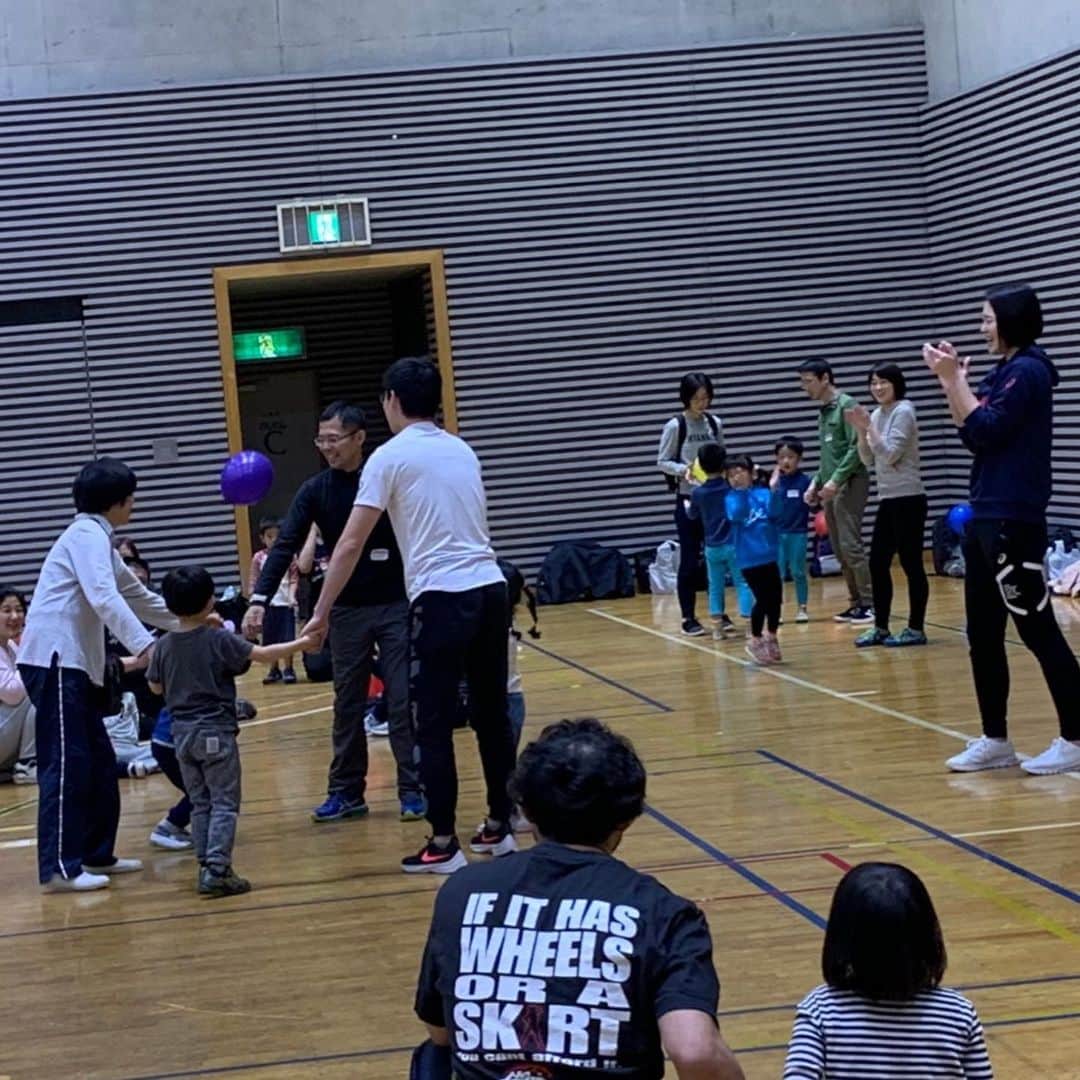 大山加奈さんのインスタグラム写真 - (大山加奈Instagram)「. . 本日は新宿区にて 親子スポーツチャレンジ2019 ボール遊び教室の講師を務めてきました‼︎ . . 1番やりたいイベントで大好きなのが この親子教室なんです‼︎‼︎ . . 親子で楽しく身体を動かしながら にこにこしてるみなさんを みるのが大好きなのです。 . . ただ、この年代の子供たちを 1時間飽きさせることなく 楽しませるのは とてもとてもパワーを使います。。。 . . 終わると疲労感に襲われます笑。 でも参加してくれた子供たちが とってもとってもかわいくて 疲れたけどすごく癒されました😍💓 . 心地よい疲労感😊 . . 許しがたいニュースに 胸を痛めて落ち込んでいましたが やはりこのような子供たちの 未来を守らねば‼︎と気合いが 入りました‼︎‼︎ . . 今日のようなイベントをきっかけに バレーボールに興味を持ってくれた 子供たちが楽しくバレーボールを 続けられる世界にしていかないと‼︎‼︎ . . 参加してくれたみなさん 新宿未来創造財団さま ありがとうございました😊‼︎ . . #親子スポーツチャレンジ2019 #バレーボール教室 #ボール遊び教室」11月23日 16時10分 - kanaoyama0619