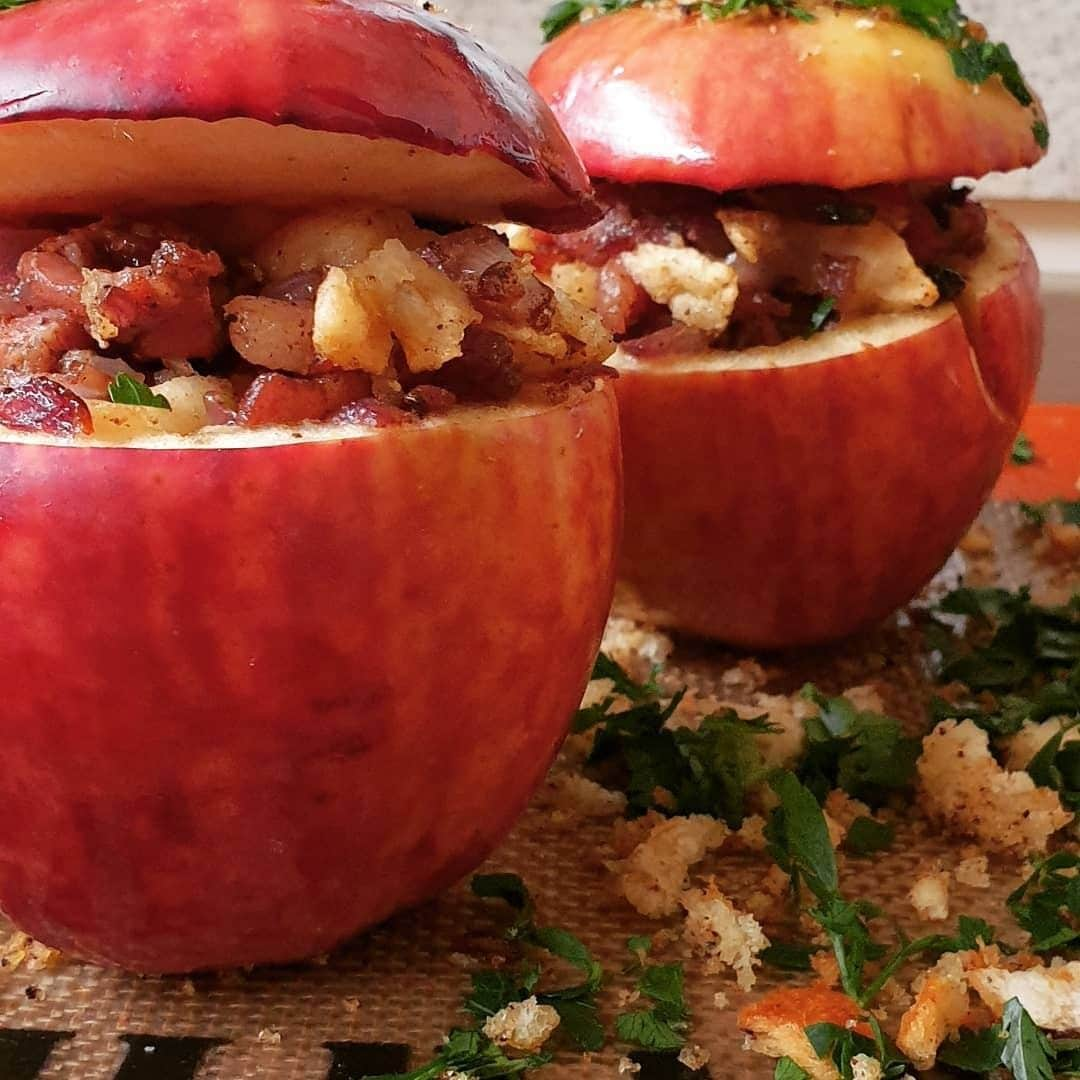 レイチェル・クーさんのインスタグラム写真 - (レイチェル・クーInstagram)「The perfect little late autumn treat! 🍎🍎Thanks to @allwayzcookin for sharing this lovely pic of my bacon and prune stuffed apples ✔️ Recipe from #TheLittleSwedishKitchen 👉 click the link in bio to get the book⁠ .⁠ .⁠ .⁠ .⁠ .⁠ .⁠ .⁠ #Rachelkhoo #RachelkhooRecipe #Sweden #Recipe #Swedishfood #LittleSwedishKitchen #MySwedishKitchen #apples #prunes #apple #bacon⁠」11月23日 16時10分 - rachelkhooks