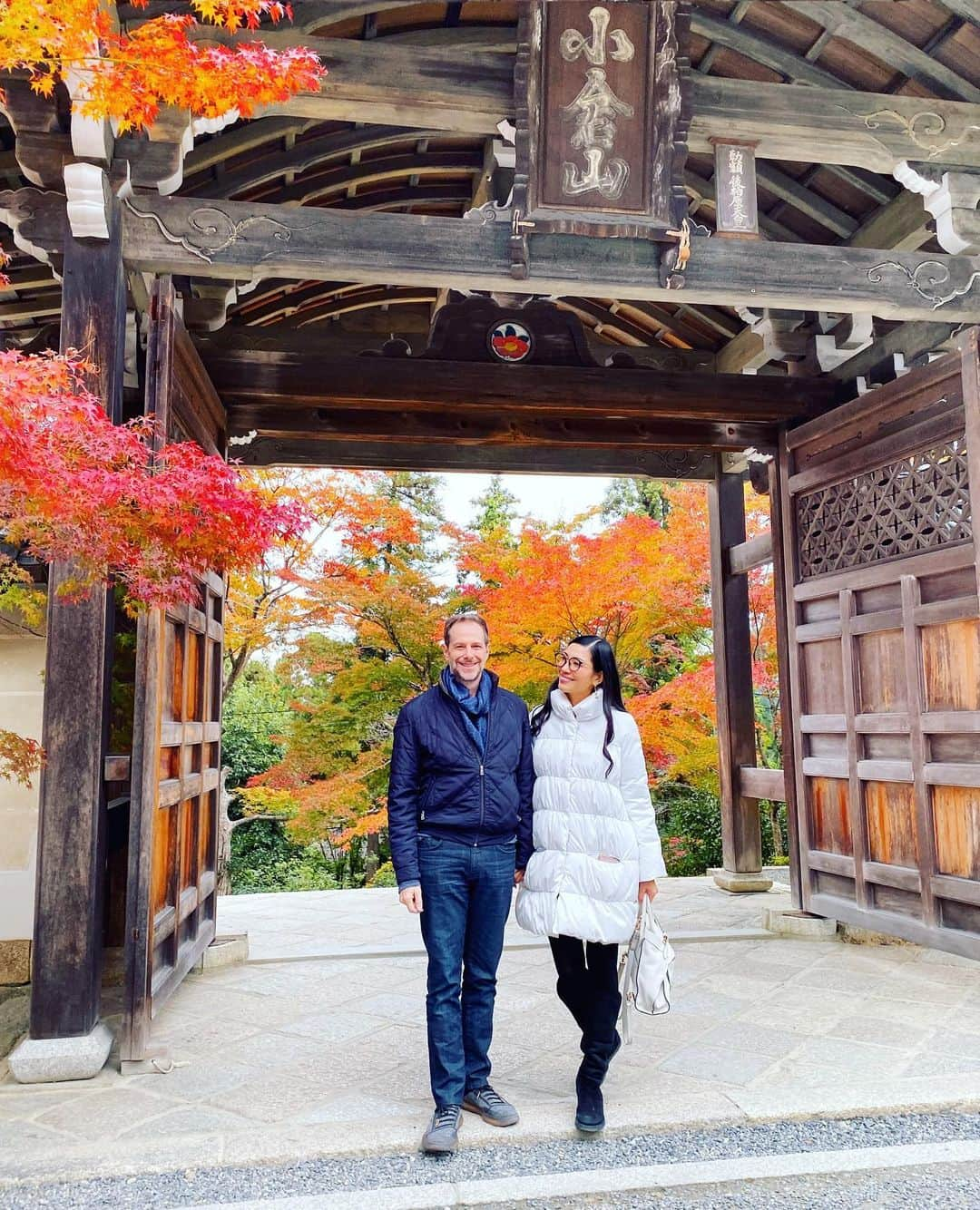 アンミカさんのインスタグラム写真 - (アンミカInstagram)「静かな紅葉場に行きたくて、小倉餡の発祥の地・小倉山の二尊院へ。 。 百人一首にも詠まれたここは、紅葉の名所と名高いが静かで🍁、、、 1200年の時を超えて美しい景観に包まれ、"釈迦如来"と"阿弥陀如来"の二尊を祀る寺院✨ 。 旦那様と、深呼吸しながら顔を見上げ、心明るくも静かなひと時を過ごしました。。 。 #法然上人ゆかりの寺として二十五カ霊場の十七番札所 #2枚目の写真が紅葉の名所と親しまれる紅葉の馬場🍁 #赤や黄色の色鮮やかな紅葉のトンネルに魅せられて🍁 #中にはしあわせの鐘の釣鐘の鐘楼が。 #紅葉刈り　#夫婦旅　#京都旅　@theodoremillertokyo」11月23日 16時13分 - ahnmikaofficial