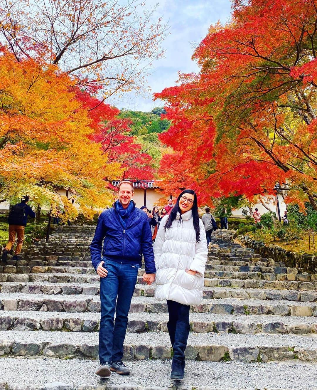 アンミカさんのインスタグラム写真 - (アンミカInstagram)「静かな紅葉場に行きたくて、小倉餡の発祥の地・小倉山の二尊院へ。 。 百人一首にも詠まれたここは、紅葉の名所と名高いが静かで🍁、、、 1200年の時を超えて美しい景観に包まれ、"釈迦如来"と"阿弥陀如来"の二尊を祀る寺院✨ 。 旦那様と、深呼吸しながら顔を見上げ、心明るくも静かなひと時を過ごしました。。 。 #法然上人ゆかりの寺として二十五カ霊場の十七番札所 #2枚目の写真が紅葉の名所と親しまれる紅葉の馬場🍁 #赤や黄色の色鮮やかな紅葉のトンネルに魅せられて🍁 #中にはしあわせの鐘の釣鐘の鐘楼が。 #紅葉刈り　#夫婦旅　#京都旅　@theodoremillertokyo」11月23日 16時13分 - ahnmikaofficial