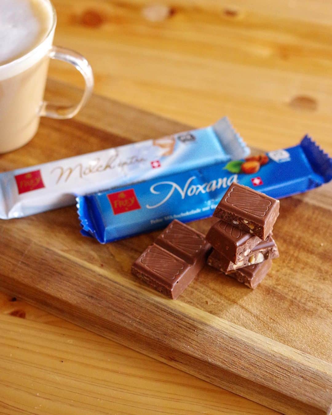 Akihiro Yoshidaさんのインスタグラム写真 - (Akihiro YoshidaInstagram)「#スイスチョコレート #ショコラフレイ #スイスデリスアンバサダー  今日はショコラフレイのスイスチョコレート(ミルクチョコレートにヘーゼルナッツ🍫)でまったり☕️🍫 ショコラフレイ(@chocolatfrey )はスイスのNo.1チョコレートなんです。  そのNo.1スイスのチョコレート🍫を日本で味わう事ができるんです。販売はイオン、マイバスケットで販売中です。みなさん近くのお店へgo!  #スイスデリス (@swissdelice_jp )アンバサダーをしています。  スイスのショコラフレイのビジターセンターに行った様子(チョコレート作りに回転チョコレート⁉️)をブログにのせておきます。  プロフィールのURL &ストリーズからも貼っておきますのでみてね！  うまうまだぜ😆﻿ ---﻿ #料理男子 #おうちごはん #おうちごはん部 #おうちごはんlover #料理好き #料理好きな人と繋がりたい  #旦那飯👨‍🍳　#旦那飯  #スイスデリスアンバサダー」11月23日 16時14分 - akihiroy