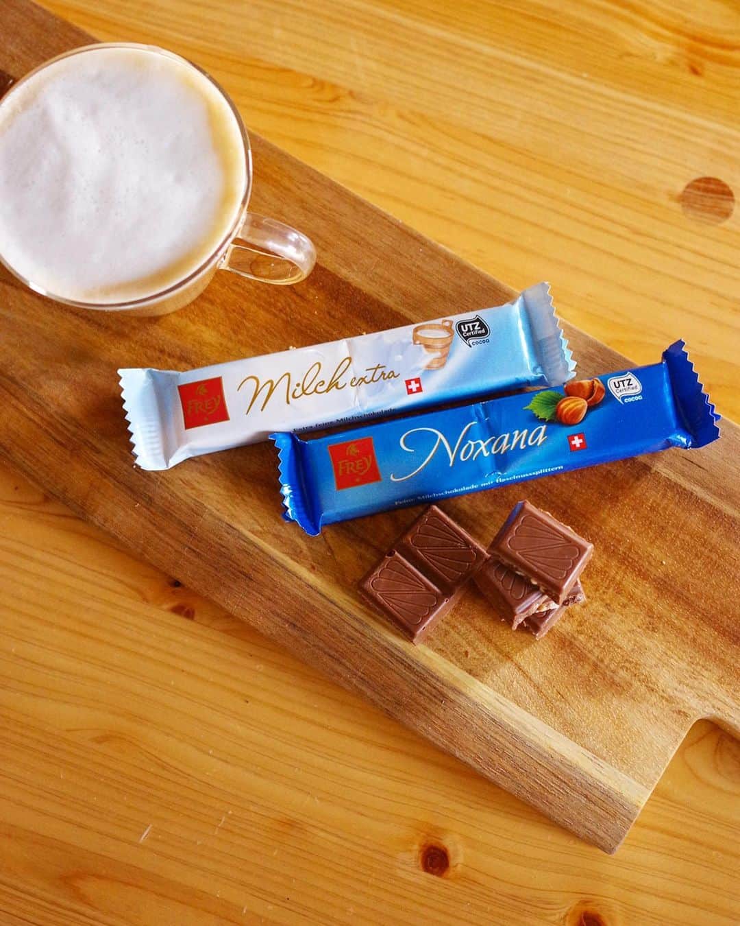 Akihiro Yoshidaさんのインスタグラム写真 - (Akihiro YoshidaInstagram)「#スイスチョコレート #ショコラフレイ #スイスデリスアンバサダー  今日はショコラフレイのスイスチョコレート(ミルクチョコレートにヘーゼルナッツ🍫)でまったり☕️🍫 ショコラフレイ(@chocolatfrey )はスイスのNo.1チョコレートなんです。  そのNo.1スイスのチョコレート🍫を日本で味わう事ができるんです。販売はイオン、マイバスケットで販売中です。みなさん近くのお店へgo!  #スイスデリス (@swissdelice_jp )アンバサダーをしています。  スイスのショコラフレイのビジターセンターに行った様子(チョコレート作りに回転チョコレート⁉️)をブログにのせておきます。  プロフィールのURL &ストリーズからも貼っておきますのでみてね！  うまうまだぜ😆﻿ ---﻿ #料理男子 #おうちごはん #おうちごはん部 #おうちごはんlover #料理好き #料理好きな人と繋がりたい  #旦那飯👨‍🍳　#旦那飯  #スイスデリスアンバサダー」11月23日 16時14分 - akihiroy
