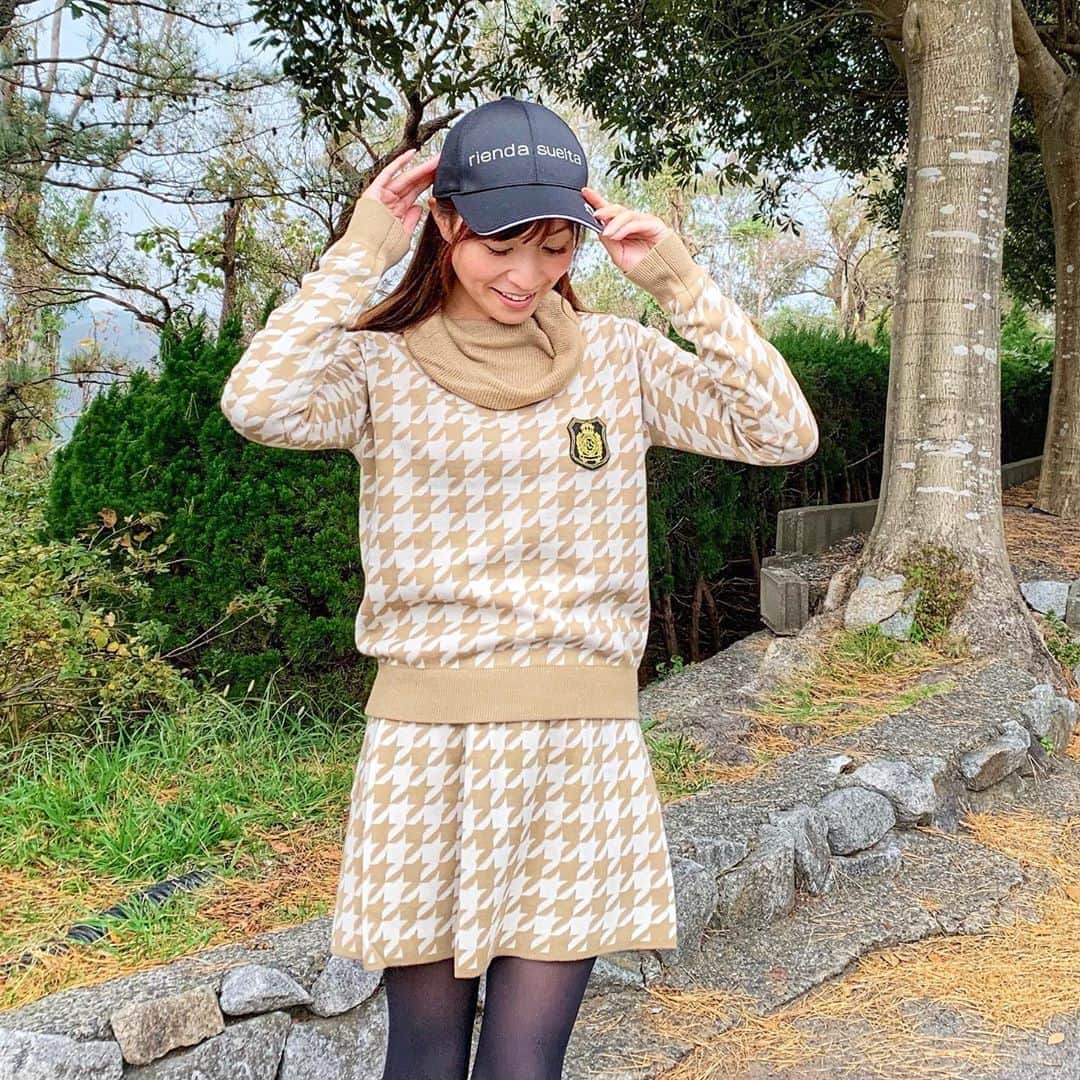 のインスタグラム：「. 冬ゴルフコーデ🏌️‍♀️❄️ . リエンダスエルタの千鳥柄のオフタートルプルオーバー💛 . ブラックもあったけど、柔らかい印象になるブラウンにしました🤗 . 同じ柄のスカートとセットアップで着るのおすすめ💓 . . そろそろ寒くてニーハイが履けなくなってきた🙃💦 . . . #golf #golffashion #riendasuelta #riendasueltagolfline #vividgolf #ゴルフ #ゴルフ女子 #リエンダスエルタ #ゴルフコーデ #ゴルフファッション #冬ゴルフコーデ #ビビゴルフ」