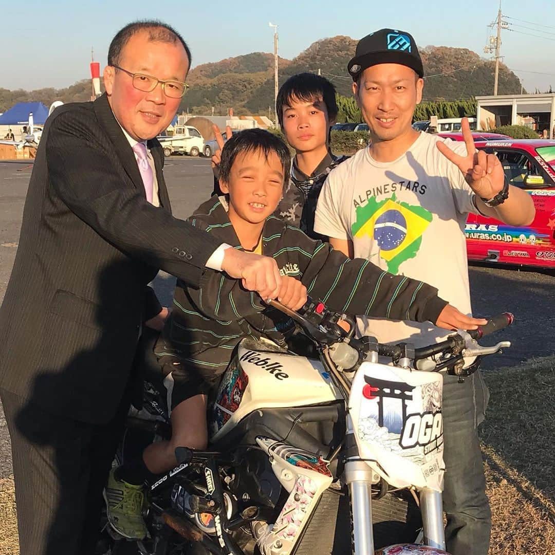 小川裕之さんのインスタグラム写真 - (小川裕之Instagram)「笠岡市長さんがご挨拶に来てくれました！大変光栄です(汗 今日遊んでもらった子達と記念写真♪明日は頑張るでー  #ogaチャンネル #大空と大地のカーニバル」11月23日 16時19分 - ogastunt