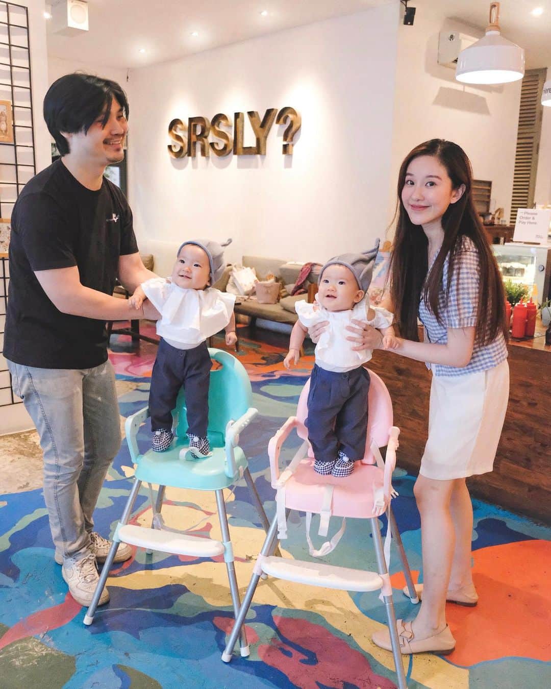 ジェシカ・ヤマダのインスタグラム：「Supporting Pappa at work 👨‍👩‍👧‍👧☕️ If you’re looking for a family-friendly place in Jakarta where you can chill with the kids and get some yummy treats for yourself, definitely try our lovely coffeeshop @SRSLYcoffee! ❤️ . We’re having a weekend promo right now: Buy 2 brunch, get 2 drinks for free 😆🍴🥤 You might also catch Pappa Ant serving you a cup of latte or two (swipe left for Arya waiting patiently for her caffeine fix). 👀 . Hope you guys have a great weekend! 🤗🌿 📸: @elleyamada | ☕️: @srslycoffee . #jessbebes #srslycoffee #ellejessinjkt #lifewithtwins」