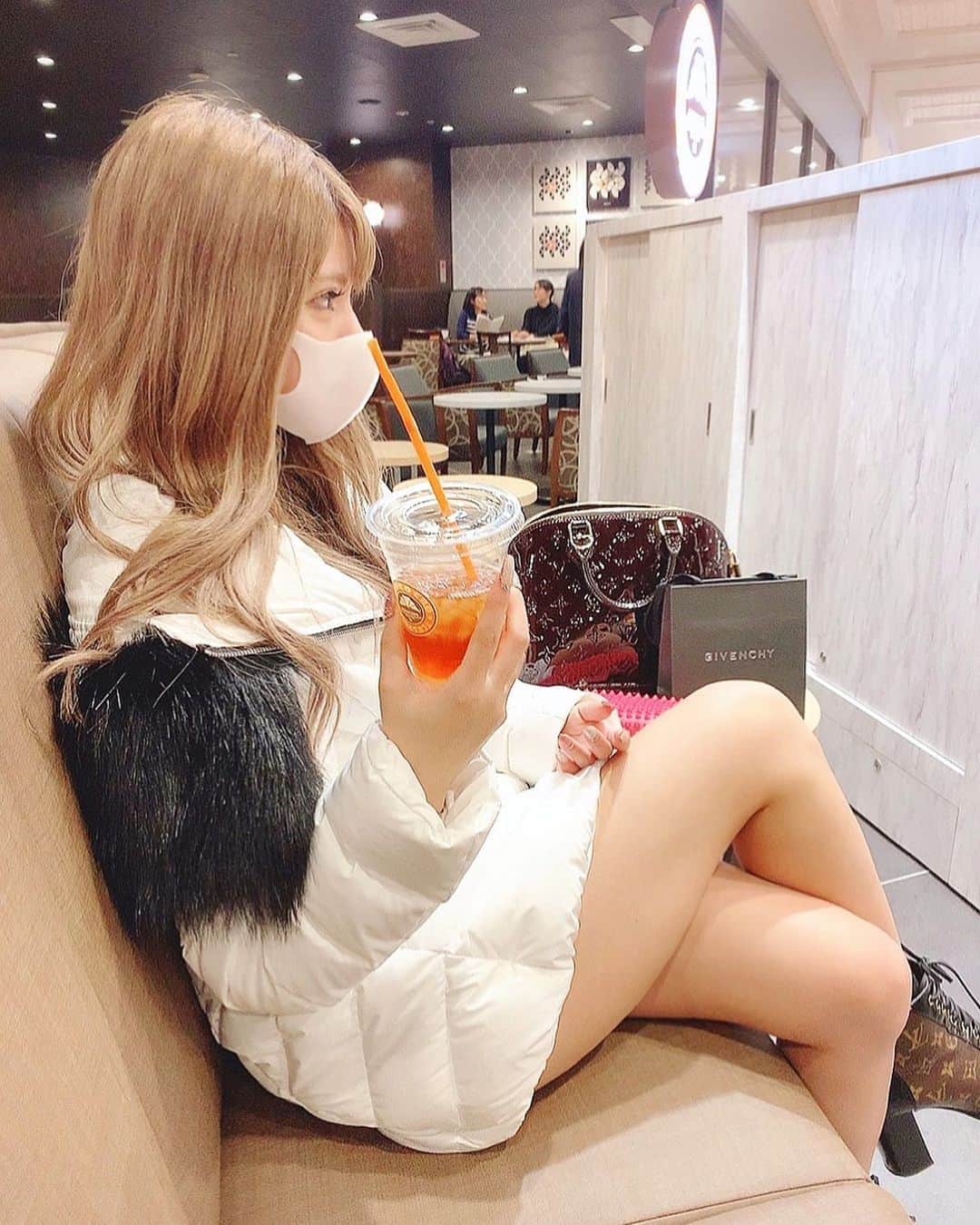 アンジェリカのインスタグラム：「❤︎❤︎ . 雨ヤダ〜😫😩 出かける気にもならない。。 けどー出かけてきまーす笑!! ロングダウンは暖かいからイーネ🥰 みんなは何するの〜！！！ ピーリングしたばっかだからマスク少しの間付けて外出だなー。(顔の皮が剥ける)笑  @naju_clinical_salon 🥰でしてもらったよ 効果が楽しみまた、１週間後自撮りアップするね‼︎綺麗な肌になれ〜︎💕︎💕 . ❤︎❤︎ #雨 #ピーリング #ナージュクリニカルサロン #doutorcoffee」