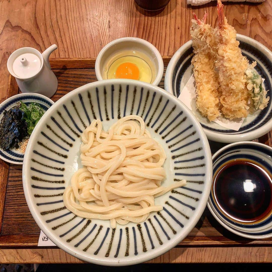 池内万作さんのインスタグラム写真 - (池内万作Instagram)「旅行中のお昼ご飯。 釜玉うどんと海老天。 天ぷら凄い美味しかった。 うどんも温かいの冷たいの、色々食べてみたいなぁ。 また機会があったら寄らせてもらいます(｀_´)ゞ #イケウチ家のグルメ旅 #麺でした」11月23日 16時27分 - mandeshita