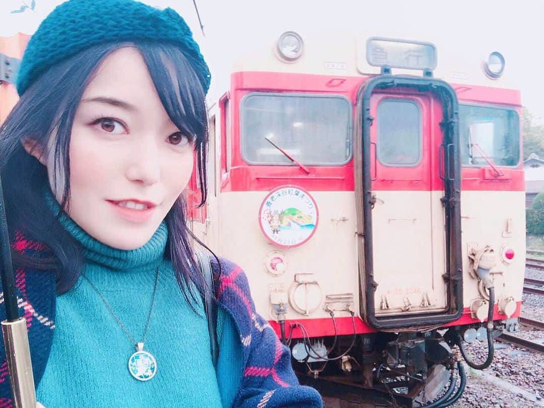 すずきあすかさんのインスタグラム写真 - (すずきあすかInstagram)「雨だね〜☂️ お昼ちょっとやんだかと思ったけどダメだったー！ . そんな中でもほっこりできる「いすみ鉄道グルメ列車 美味しい料理と鉄道のマリアージュ おとなのピクニック」に再び乗車♪ . 毎週土曜日に日本旅行さんといすみ鉄道さんが連携して、季節に応じた観光列車を運行するプロジェクト✈️🚃 千葉県ということもあり、「千(地)産千(地)消」をテーマにいすみ地区のおいしいグルメをいただきながら、鉄道に揺られてのんびり過ごせる贅沢な旅🎶 . デンタルサポート大多喜駅～大原駅間でランチタイム、デンタルサポート大多喜駅～上総中野駅でティータイムが堪能できるよ🍽 電車の中から見る雨の車窓も心が落ち着いていいよね☕️ ハーブティーもかわいかった🌸 . . #いすみ鉄道 #大多喜 #おとなのピクニック #ローカル鉄道 #PR #ピクニック #鉄道 #いすみ #風景 #景色 #癒し #カメラ女子 #鉄子 #ノスタルジック #レトロ #グルメ #日本の風景 #旅好きな人と繋がりたい #おしゃピク #キハ28 #千葉 #千葉グルメ #がんばろう千葉 #自然 #日帰り旅行 #女子旅 #観光 #タビジョ#あすにゃんグルメ #あすにゃん旅行」11月23日 16時30分 - suzukiasukadesu