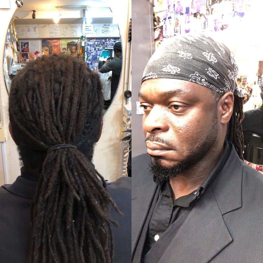 ベルナール・アッカさんのインスタグラム写真 - (ベルナール・アッカInstagram)「今日はヒゲとドレッドの手入れ。 身嗜みが大事です。 ドレッドヘアの手入れは大変です。 #黒人の髪型 は#アフロ か#スキンへッド か#ツーブロック 。強烈な#ストレートパーマ をかけて#オールバック かマイケル・ジャクソンよろしく#カーリーヘア も目立っていいかもだけど、俺はやっぱり#ドレッドヘア 一本。」11月23日 16時31分 - bernard.ackah