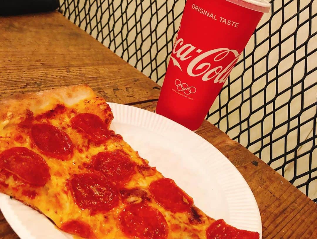 sayoさんのインスタグラム写真 - (sayoInstagram)「初ピザスライス♡ やっぱりジャンクフードには コーラ🐷❤️ #pizza#pizzaslice#Japan#tokyo#art#omotesando#harajuku#coke」11月23日 16時49分 - sayoteana