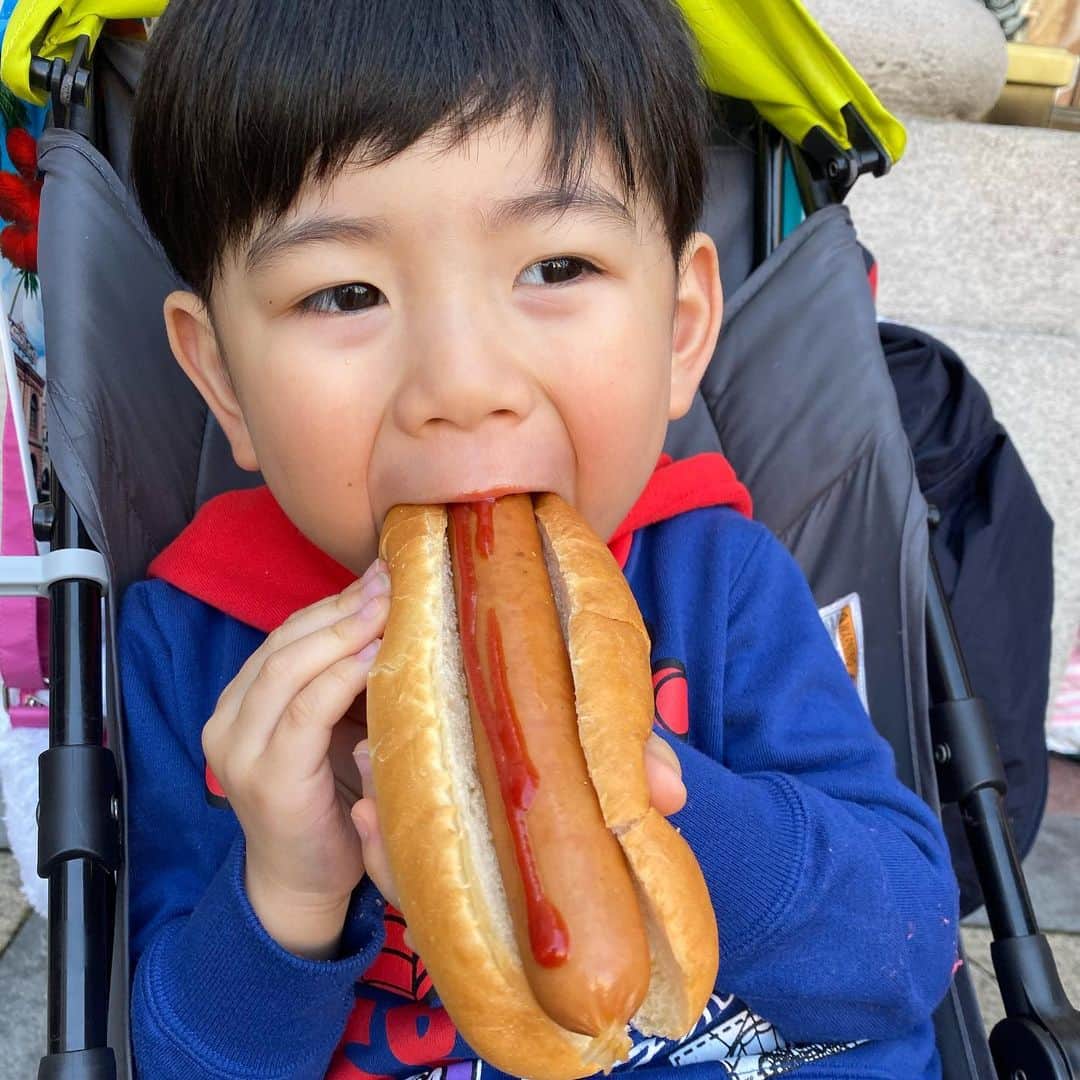 太陽チャンネルのインスタグラム：「シングオンツアーやっと🥺💕ばしゃ観る前にジョニーのぬいぐるみ買ってもらって持ってたから、ジョニーに頭なでなでしてもらってたよ🥰💕らんらんは最後ぎゃー！！！🤣🤣🤣笑 衝撃的だったけどめっちゃ良かった😁💕 #ユニバ #シングオンツアー #ジョニー」