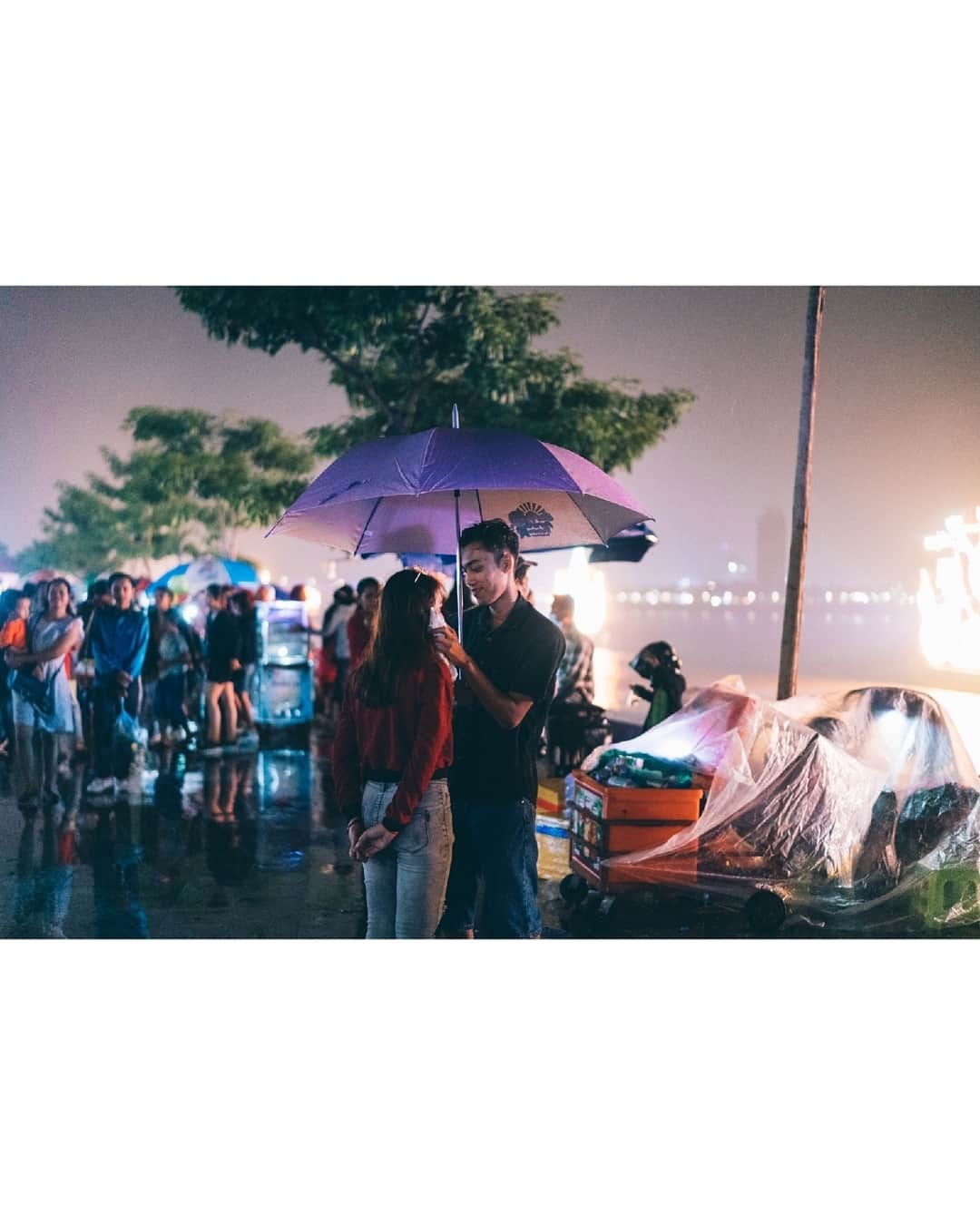 VuTheara Khamさんのインスタグラム写真 - (VuTheara KhamInstagram)「Night mood in Phnom Penh, Cambodia (2019) 🇰🇭 . It's selection of pictures taken in Phnom Penh during 'Bon OM Tok' Cambodian Water & Moon Festival. Thank you my buddy @gregmophoto for your time in Phnom Penh. . @cfavoyages #cfavoyages」11月24日 2時13分 - vutheara