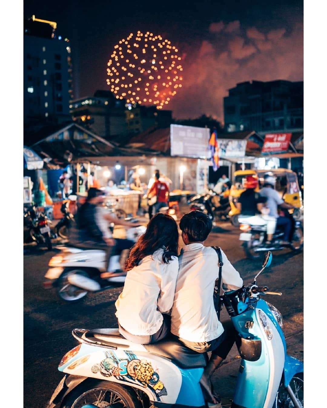 VuTheara Khamさんのインスタグラム写真 - (VuTheara KhamInstagram)「Night mood in Phnom Penh, Cambodia (2019) 🇰🇭 . It's selection of pictures taken in Phnom Penh during 'Bon OM Tok' Cambodian Water & Moon Festival. Thank you my buddy @gregmophoto for your time in Phnom Penh. . @cfavoyages #cfavoyages」11月24日 2時13分 - vutheara