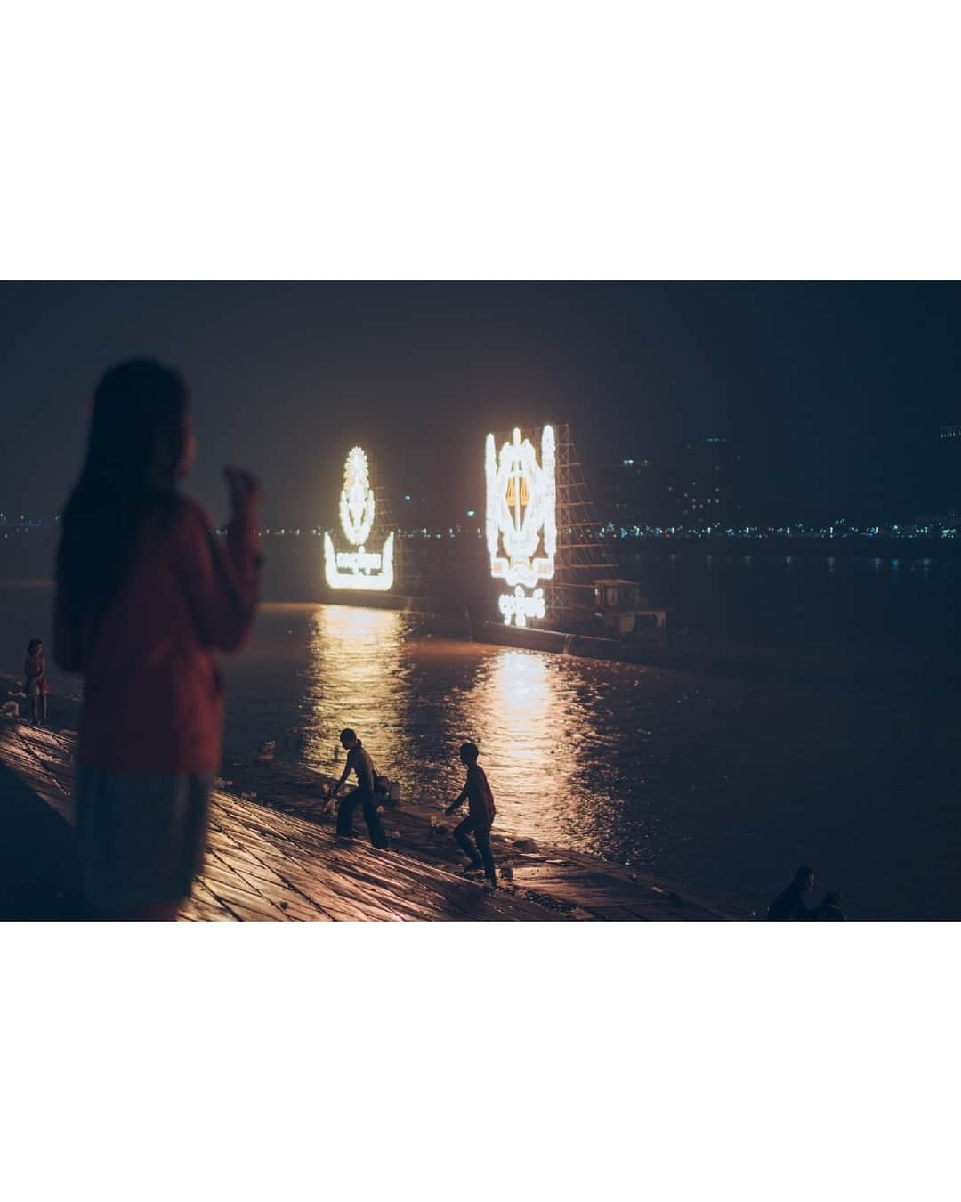 VuTheara Khamさんのインスタグラム写真 - (VuTheara KhamInstagram)「Night mood in Phnom Penh, Cambodia (2019) 🇰🇭 . It's selection of pictures taken in Phnom Penh during 'Bon OM Tok' Cambodian Water & Moon Festival. Thank you my buddy @gregmophoto for your time in Phnom Penh. . @cfavoyages #cfavoyages」11月24日 2時13分 - vutheara