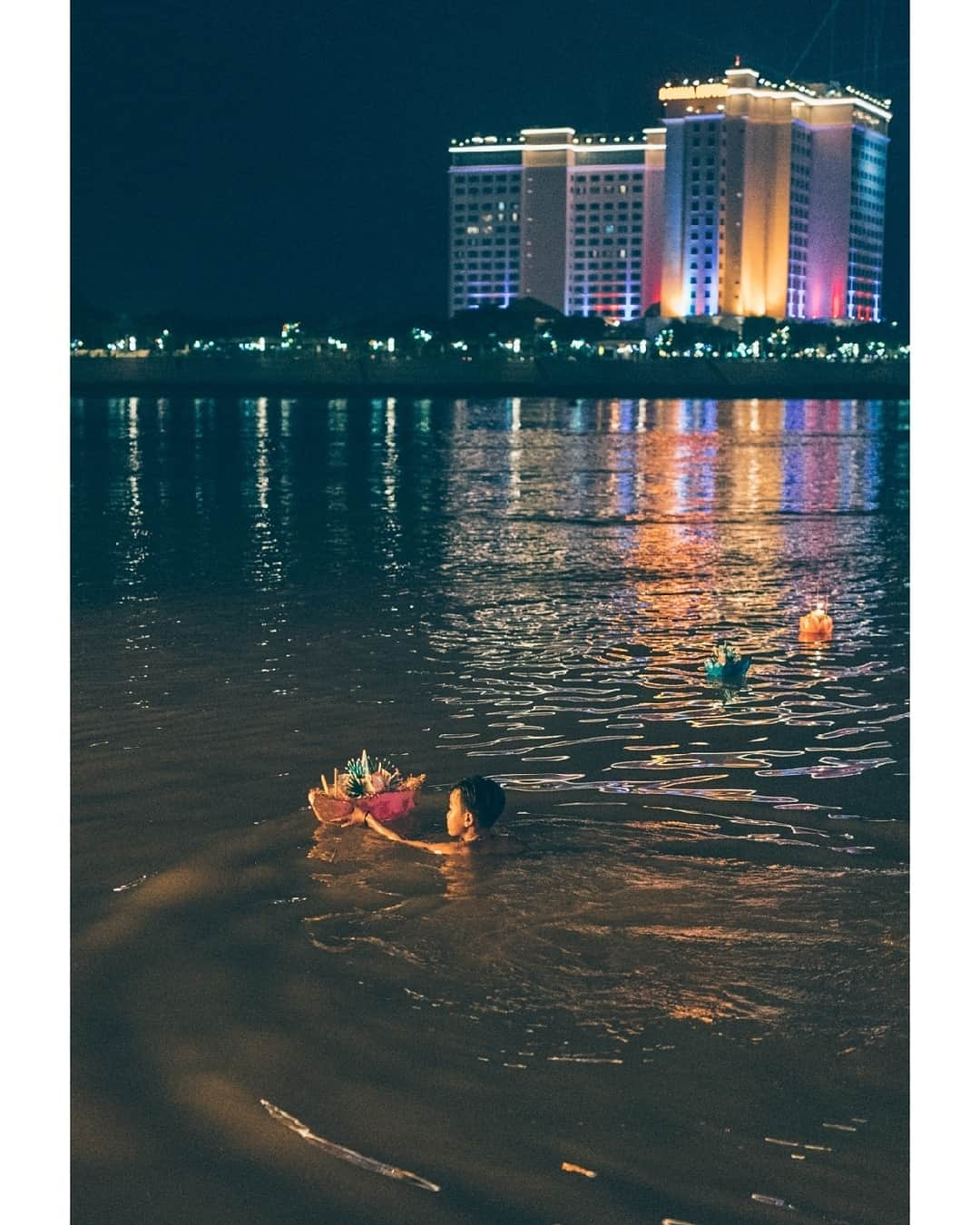 VuTheara Khamさんのインスタグラム写真 - (VuTheara KhamInstagram)「Night mood in Phnom Penh, Cambodia (2019) 🇰🇭 . It's selection of pictures taken in Phnom Penh during 'Bon OM Tok' Cambodian Water & Moon Festival. Thank you my buddy @gregmophoto for your time in Phnom Penh. . @cfavoyages #cfavoyages」11月24日 2時13分 - vutheara