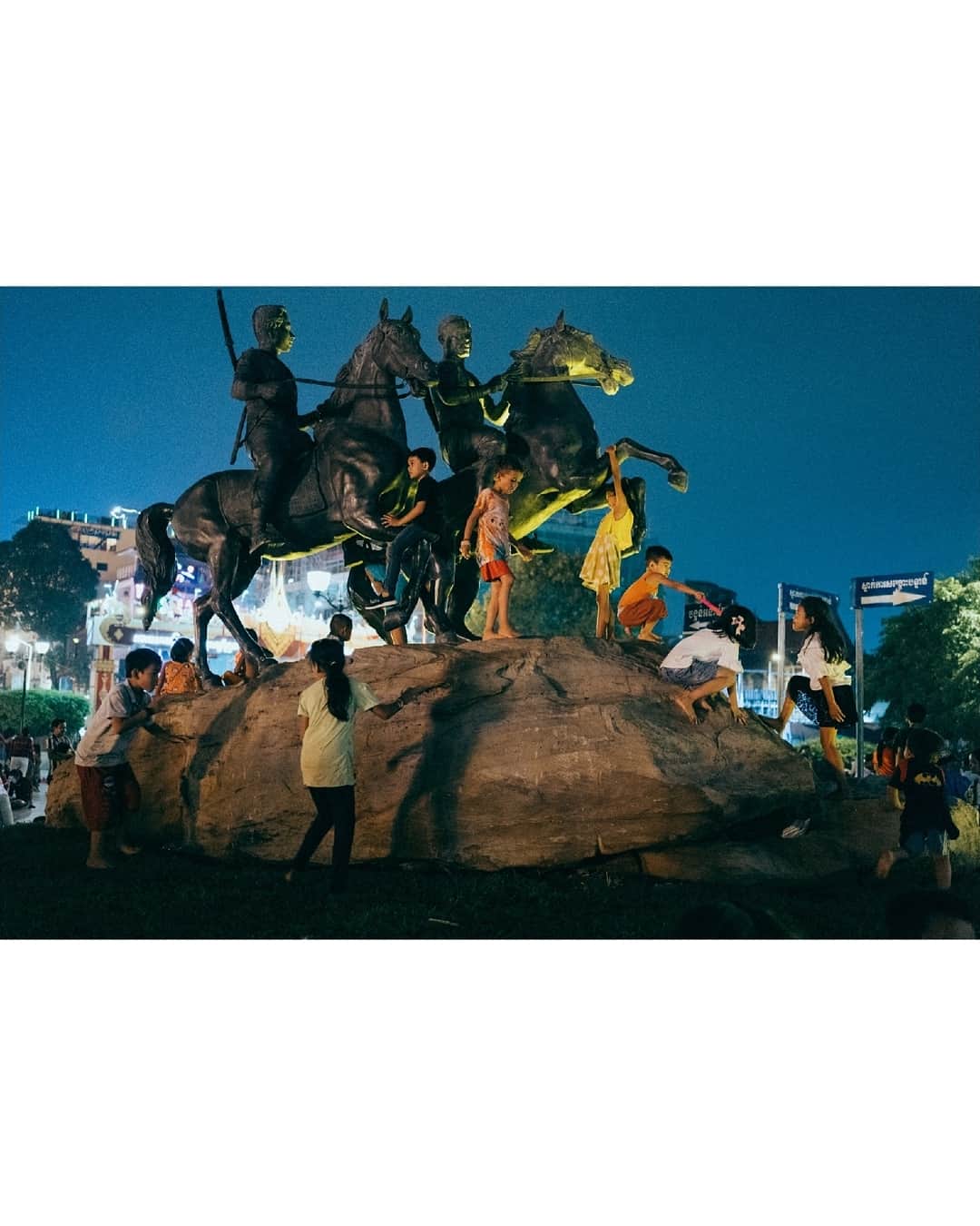 VuTheara Khamさんのインスタグラム写真 - (VuTheara KhamInstagram)「Night mood in Phnom Penh, Cambodia (2019) 🇰🇭 . It's selection of pictures taken in Phnom Penh during 'Bon OM Tok' Cambodian Water & Moon Festival. Thank you my buddy @gregmophoto for your time in Phnom Penh. . @cfavoyages #cfavoyages」11月24日 2時13分 - vutheara