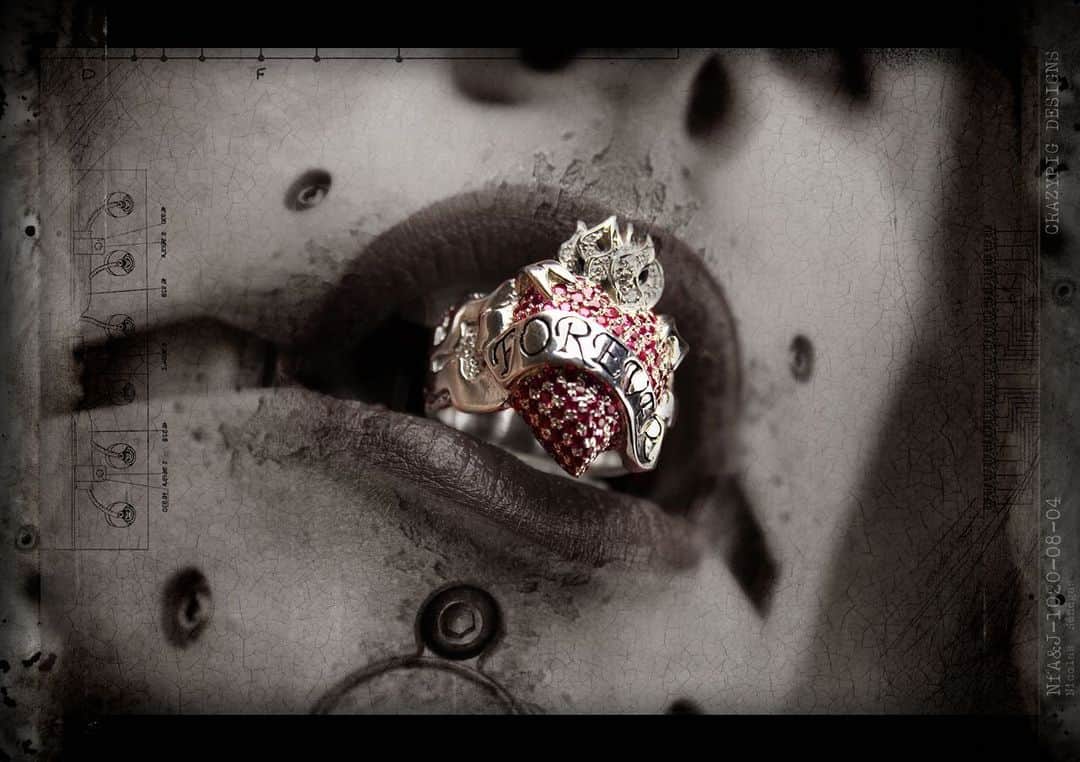 クレイジーピッグさんのインスタグラム写真 - (クレイジーピッグInstagram)「“Forever” Sacred Heart Ring with all the extras 💎 #diamonds #gothic #gothicjewellery #rubies #iced #pave #heart #heartandscroll #heartring #gold」11月24日 2時29分 - crazypigdesignslondon
