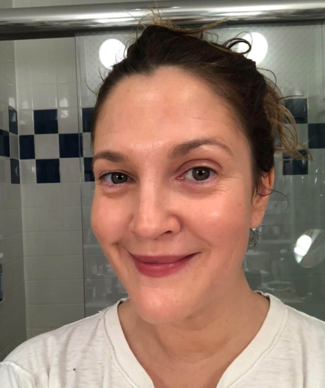 ドリュー・バリモアさんのインスタグラム写真 - (ドリュー・バリモアInstagram)「Here’s a before & after using our new @flowerbeauty HEATWAVE BRONZING ESSENCE  I just add a drop to my normal makeup routine! You can build the color and it works on every skin tone for radiant, glowing skin. Swipe to see how I got ready - all products are #flowerbeauty !! #nofilter #letsplay」11月24日 2時36分 - drewbarrymore