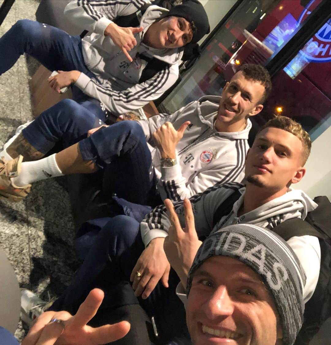 トーマス・ミュラーのインスタグラム：「Keep rolling - on continue comme ça  #frenchconnection #miasanmia #dietotenhosen #teamspirit#esmuellert」