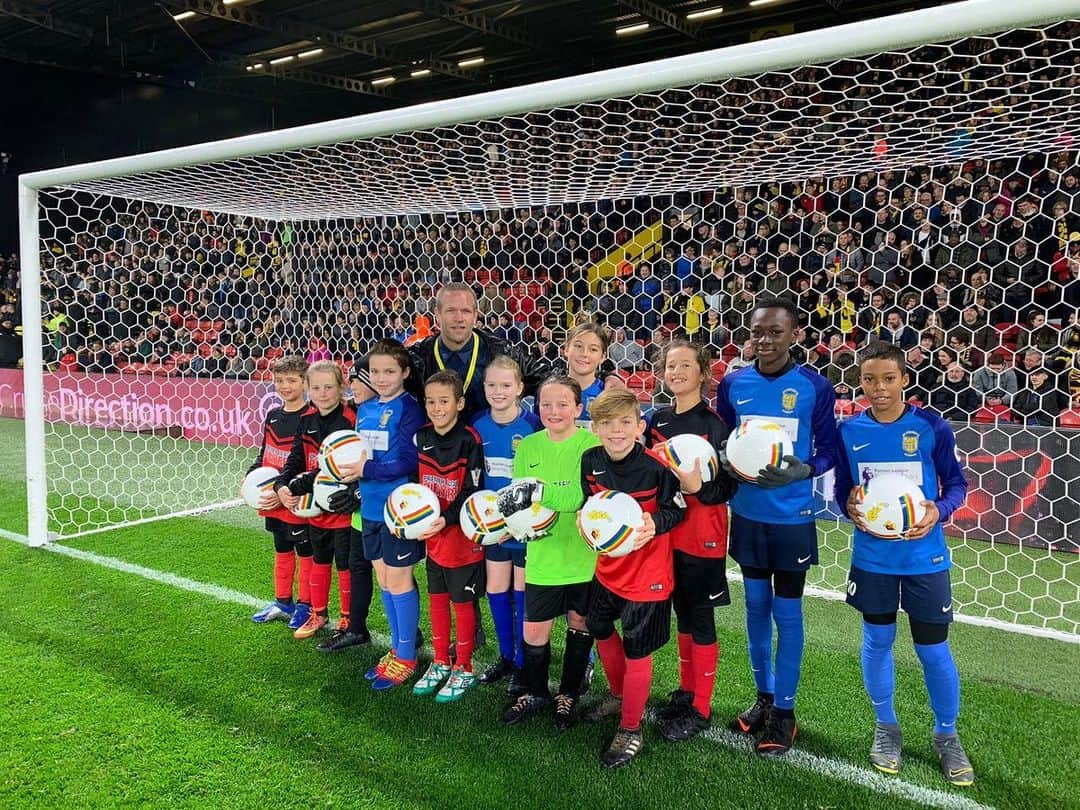 ジュディ・レイエスさんのインスタグラム写真 - (ジュディ・レイエスInstagram)「Talked to 22,000 @watfordfcofficial fans at halftime and the kids had a halftime penalty kick shootout with our rainbow soccer balls the day after a triumphant press screening of our @lagoldatheanimation in London.  Thanks to the brilliant Watford legend @d6merit for sharing the vision. @dogoodlivewell #lagoldalgbtq #lagoldagamechanger」11月24日 2時41分 - itisijudyreyes1