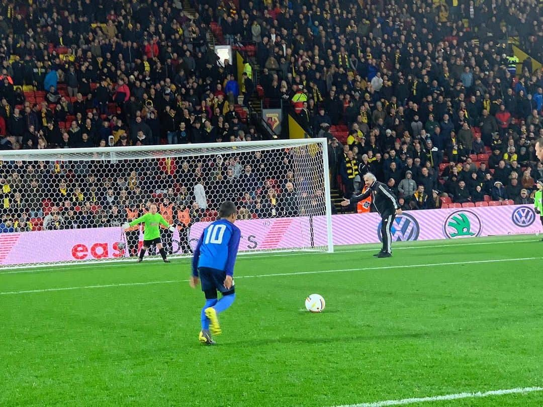 ジュディ・レイエスさんのインスタグラム写真 - (ジュディ・レイエスInstagram)「Talked to 22,000 @watfordfcofficial fans at halftime and the kids had a halftime penalty kick shootout with our rainbow soccer balls the day after a triumphant press screening of our @lagoldatheanimation in London.  Thanks to the brilliant Watford legend @d6merit for sharing the vision. @dogoodlivewell #lagoldalgbtq #lagoldagamechanger」11月24日 2時41分 - itisijudyreyes1