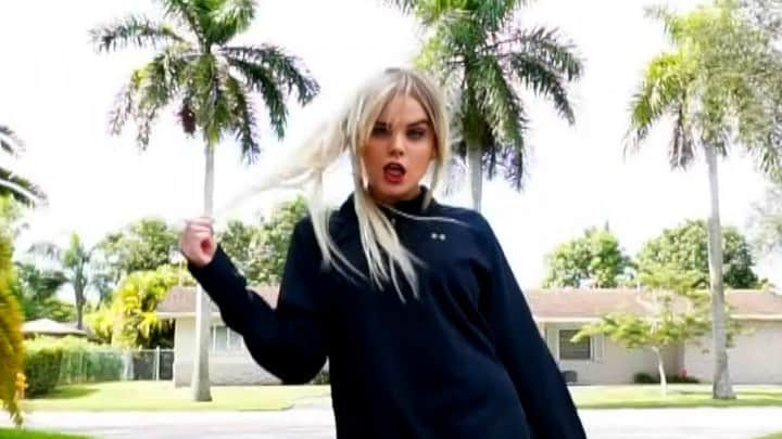 Mia Diazのインスタグラム：「It got cold in Miami so I decided to make a dance vid 🔥🔥🤷‍♀️🥶 Artist: @paulaabdul  #coldheartedsnake  Choreographer: @mileskeeney (my fav) Dancer: @miadiaz  #miami #dancer #dancemoms #paulabdul #mileskeeneychoreography #miadiaz #miamidancers」