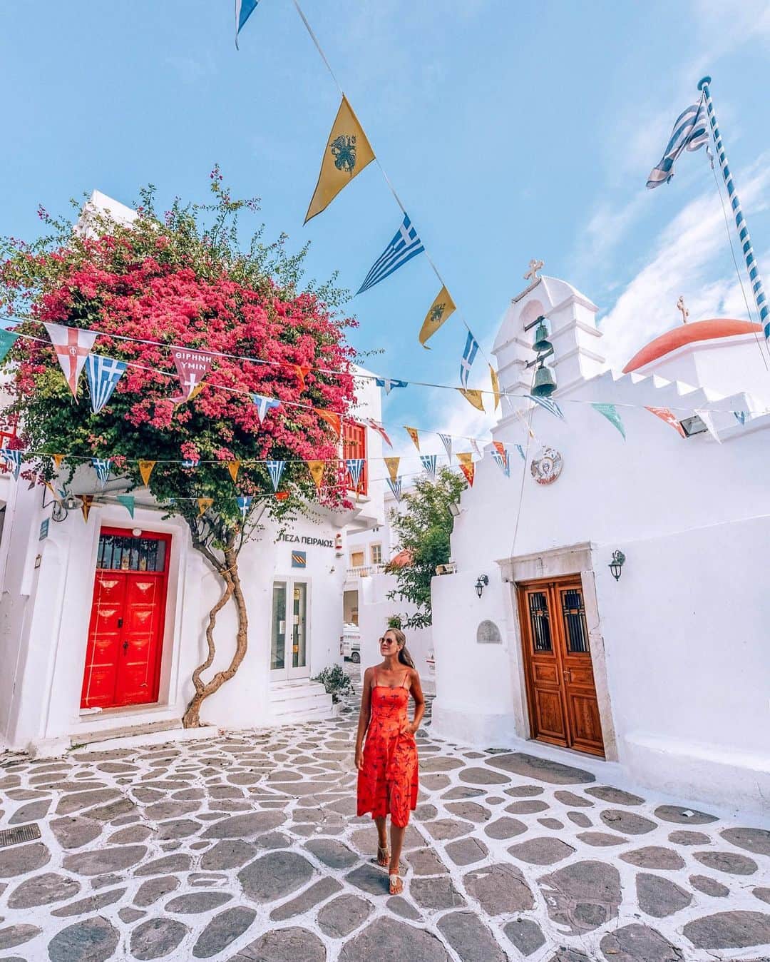 Izkizのインスタグラム：「Strutting round the picture perfect streets of Mykonos 🇬🇷」