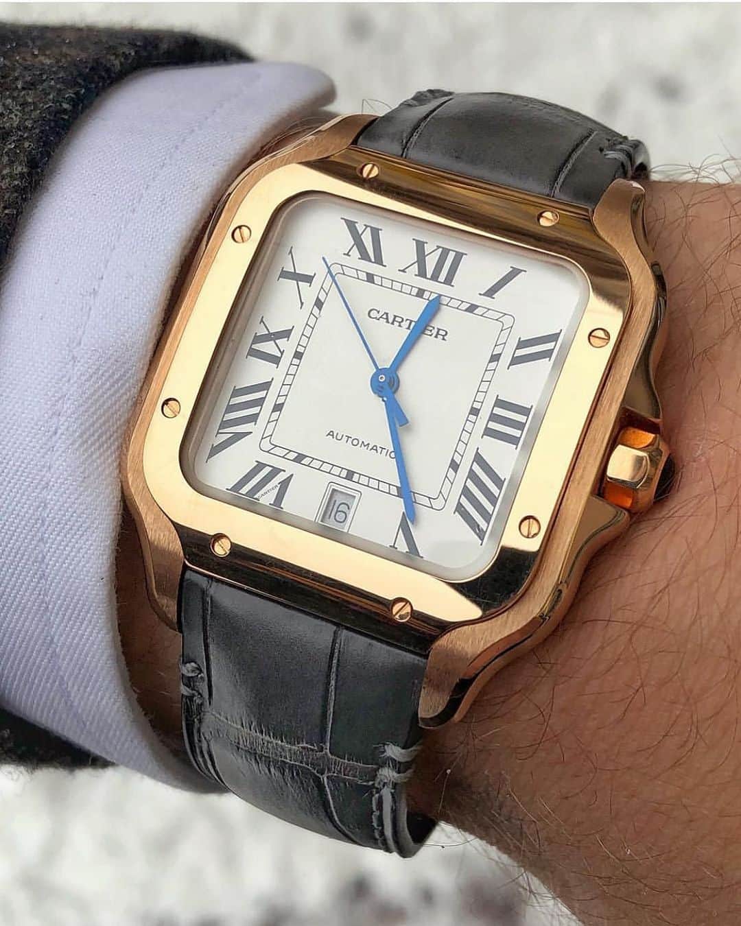 Daily Watchさんのインスタグラム写真 - (Daily WatchInstagram)「Wristshot with a Rose Gold Cartier Santos by @watchaslak ✅」11月24日 3時04分 - dailywatch