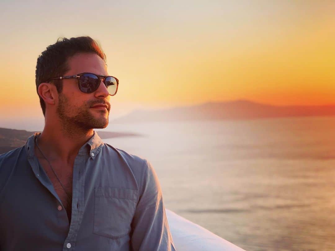 ブラント・ドーハティのインスタグラム：「This is a picture of a sunset but I am also in it. The picture, not the sunset.」