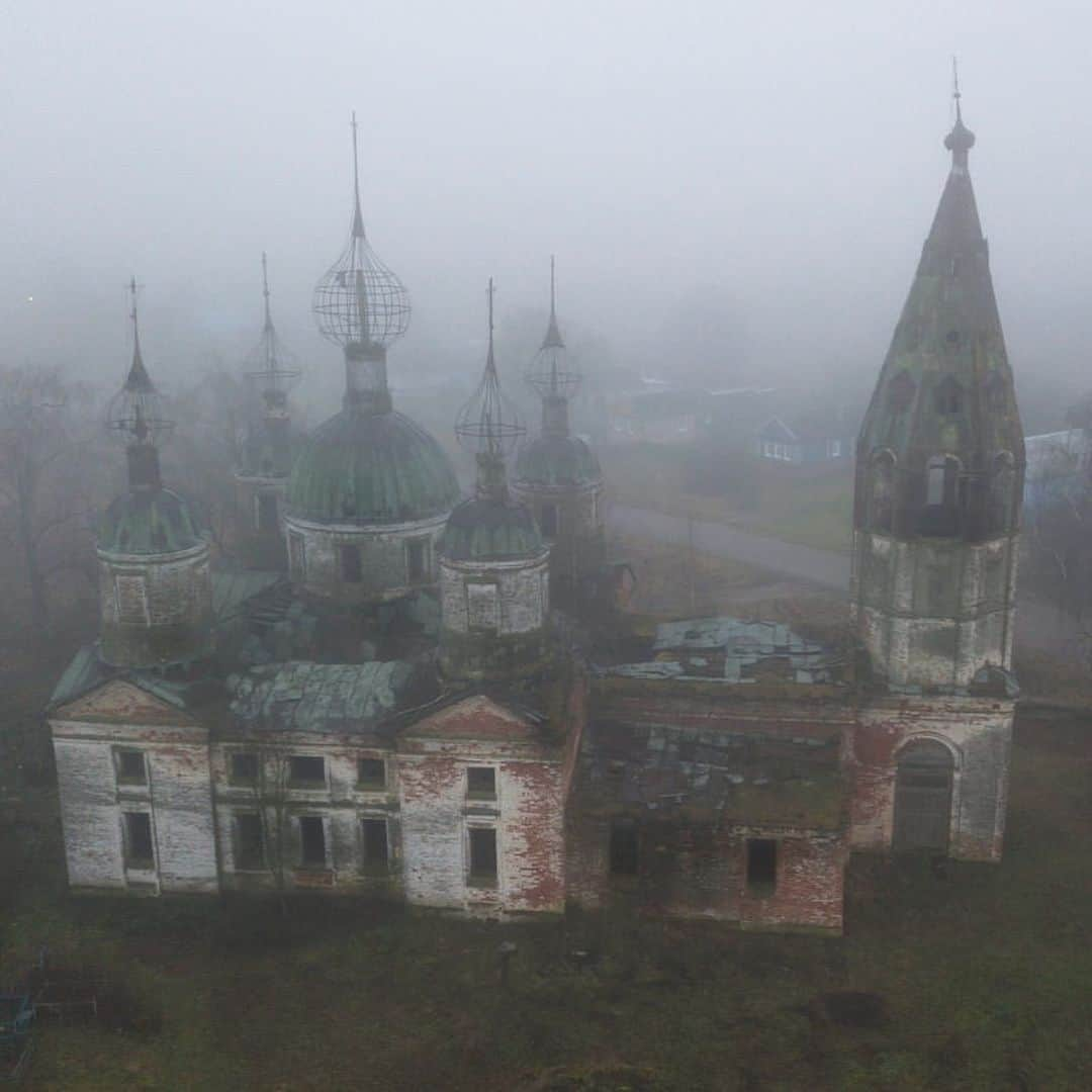 Abandoned Placesさんのインスタグラム写真 - (Abandoned PlacesInstagram)「Church of the Resurrection of Jesus.  Built in 1782, and abandoned in 1930.  Russia, Yaroslavl region. Photography by @anna_korob_」11月24日 3時17分 - itsabandoned