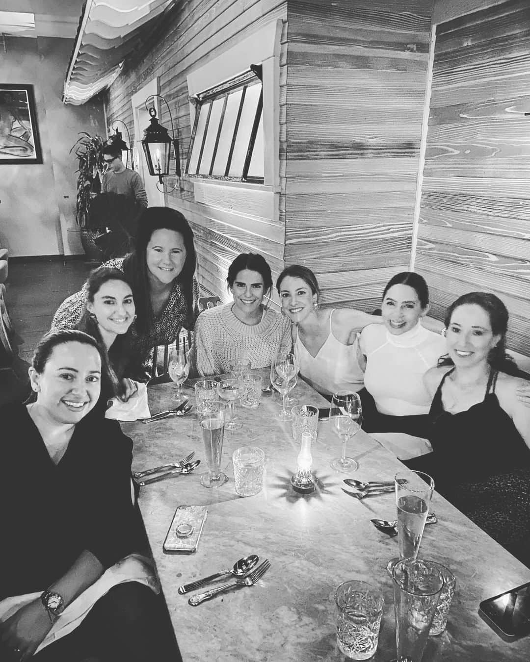 カーラ・ソウザのインスタグラム：「Celebrando décadas de amistad. #friendsforlifetime」