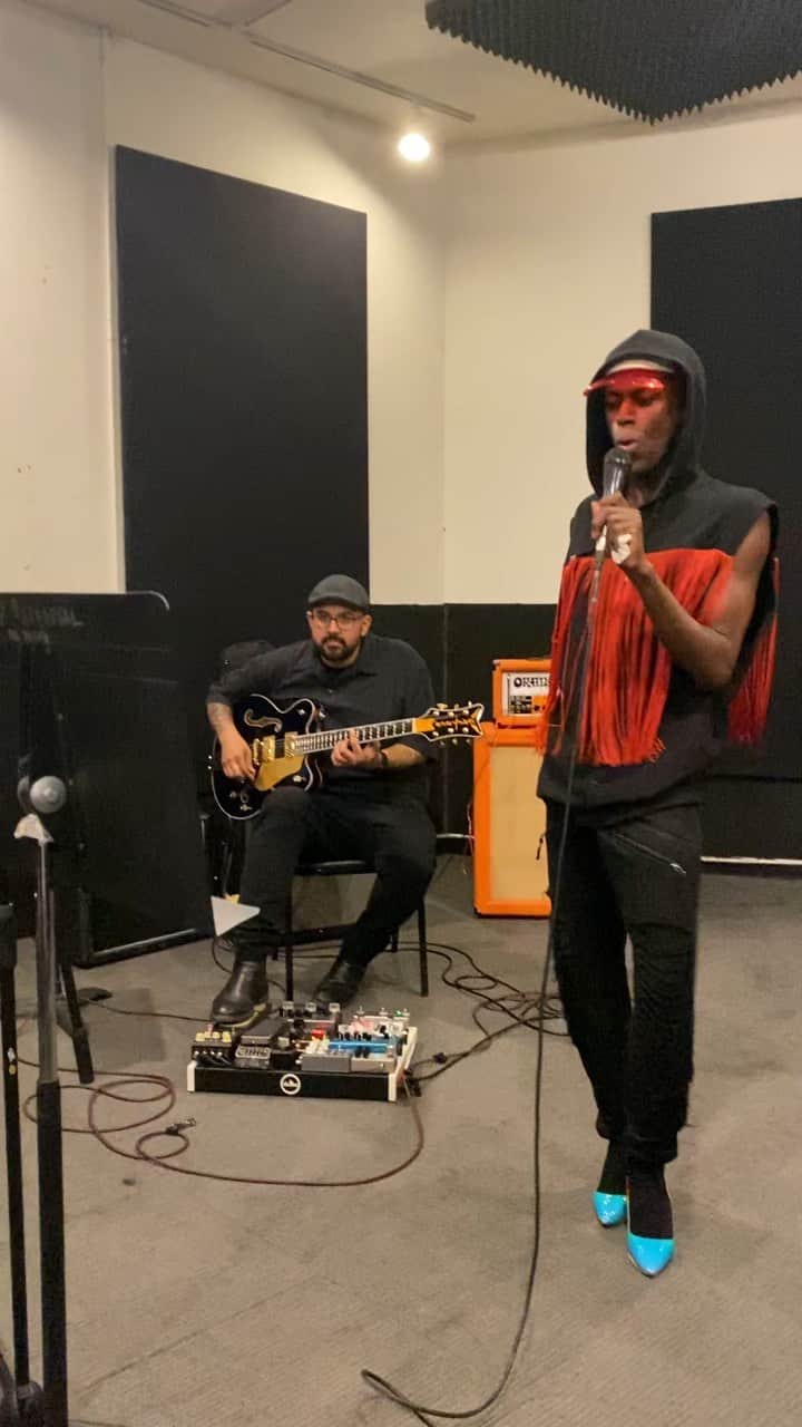 JONTE’のインスタグラム：「My boo @iamgerranreese & I fuckn up these steps to a funky groove, but Practice makes perfect lol. 🙏🏾 🎸 @iamrodcastro 🎼 🎶」