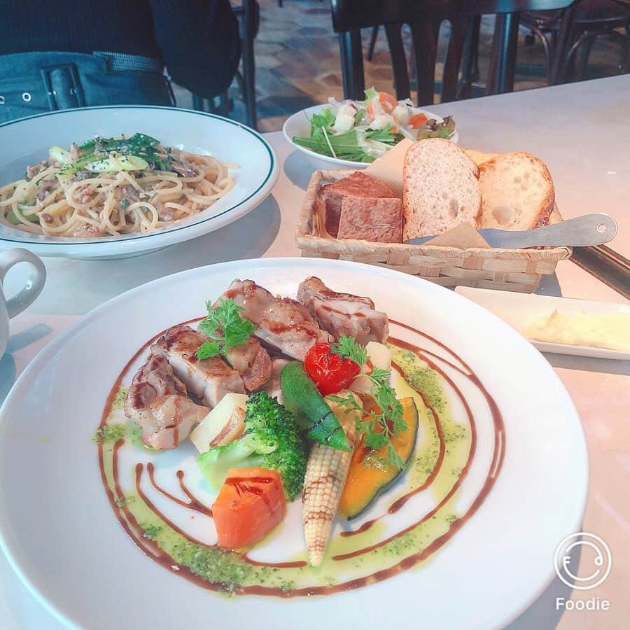 のインスタグラム：「・ lunch🍽🥪 #わたななカフェ巡ってみた  食べ物撮る時foodieいいよね🤭🤎 優秀すぎる！！！ カフェ巡りしたいーーーー🤦 ・ #foodie #フーディーカメラ＃SI2 #わたなな#渡邊菜々#🌻 #この服めっちゃ肩幅ほっそく見える笑」