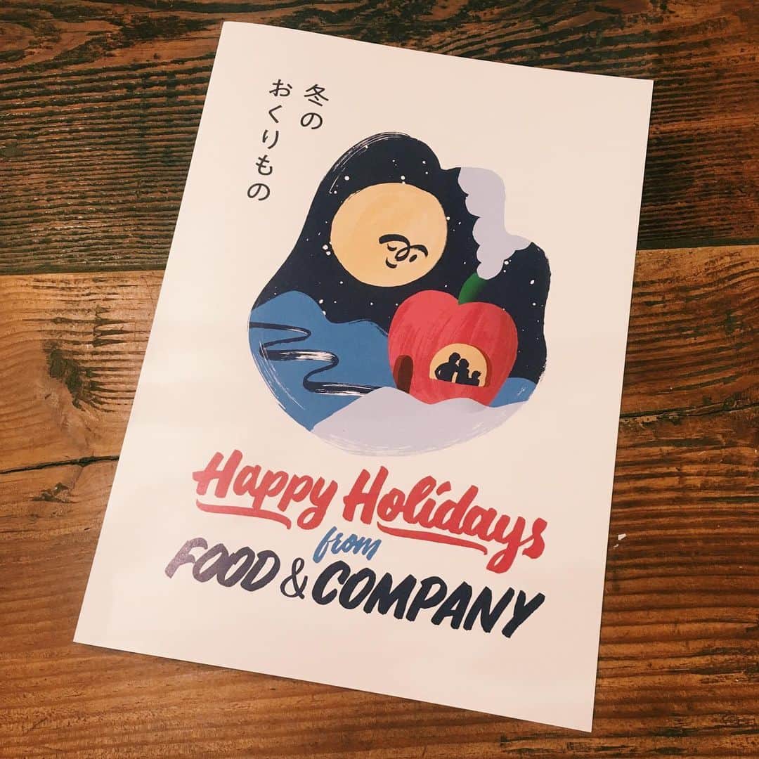 FOOD&COMPANYさんのインスタグラム写真 - (FOOD&COMPANYInstagram)「. . Happy Holidays from FOOD&COMPANY 2019.11.25〜2020.1.15 @ FOOD&COMPAMY 全店 & online store . . 明後日、11月25日から店頭にてウィンターフェアを開催。今年は「Happy Holidays」をテーマに、ささやかだけれどあたたかい、食卓を彩るアイテムをお届けします。  毎年大好評いただいているシュトレンやパネットーネのほか、FOOD&COMPANYがセレクトしたギフトセットもご用意。また、学大店と湘南店の店頭では口尾麻美さんによるリトアニアの食器やカトラリーなどをpop-up storeにて展開します。詳細については25日より順次お知らせしますのでお楽しみに！  このフェアに先駆けて現在FOOD&COMPANY oneline storeにてギフトセットを販売中。先日の予約販売でもご好評いただきたきのね堂 @kinonedo さんの限定クッキー缶を、12月もご用意していただけることになりました！予約は明後日25日(月)18:00に開始予定です(oneline storeでの販売のみ、店頭受取不可)。 また、12月は店頭での販売も予定しております。こちらも詳細をフェア開始後にご案内します。お楽しみに！  ギフトのご紹介をのせたカタログ(A4サイズ！)を店頭にて順次配付中ですので、ぜひ手にとってみてくださいね。大切なひとに、自分に、特別なギフトを探しにお越しください。お待ちしております。  #きのね堂 #foodandcompany #フードアンドカンパニー #ウィンターギフト #クリスマス #湘南 #学大 #新宿」11月23日 18時39分 - foodandcompany_grocery