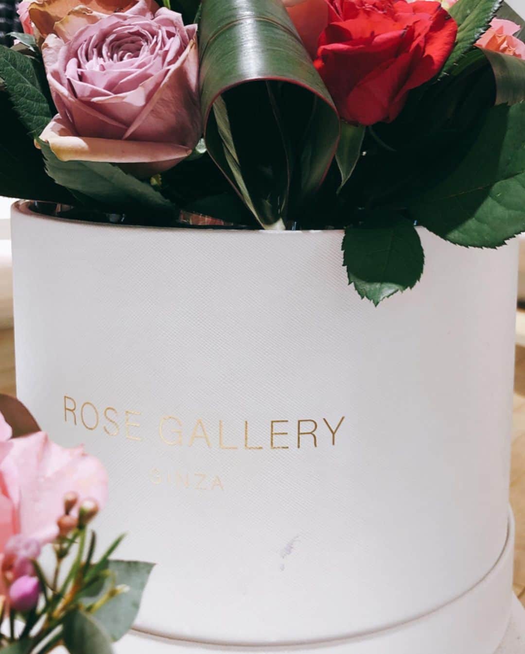 カオルコさんのインスタグラム写真 - (カオルコInstagram)「To her  見た瞬間決まり！なんて可愛いの🥀✨ プレゼントしたくなるお花。いつからだろう。渡すのも貰うのも嬉しくなったのは。  #gift #flowers #kawaii #rose #beautiful #tokyo #art #happy」11月23日 18時42分 - ka_ruk_