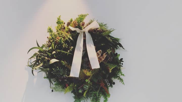 のインスタグラム：「・ 結婚式の装飾を全て行ってくれた @flowernoritake さんからサプライズで届いたクリスマスリース🎄 ・ オーダーしようと思っていたのに いい夫婦の日に合わせて送ってくださるなんて😭❤️ ・ 12月になったら開けようと大切にとってあった @diorparfums のスペシャルなアドヴェントカレンダーと一緒に飾ったら、とっても素敵なコーナーになりました❤️ ・  そしてもう一つクリスマスコレクションでオススメなのが　@diptyque のクリスマスキャンドル！ ・ 先日、初めて火を灯したらあまりにも香り高くて遊びに来ていた友人たちがびっくりしてたくらい！  部屋が香るのはわかるけど、これは家中がいい香りに包まれました。  すぐに友達へのプレゼントとして青山店に買いに行きましたが、残念ならが青山店では売り切れているカラーもありプレゼントにはミニサイズを。 (オンラインではまだあった！) ・ 一気にクリスマスモードになった我が家。今年のクリスマスもお家で家族で過ごすのが楽しみ🎄❤️ ・ ・ #メゾンクリスチャンディオール #アドヴェントカレンダー #ディプティック #diptyque」