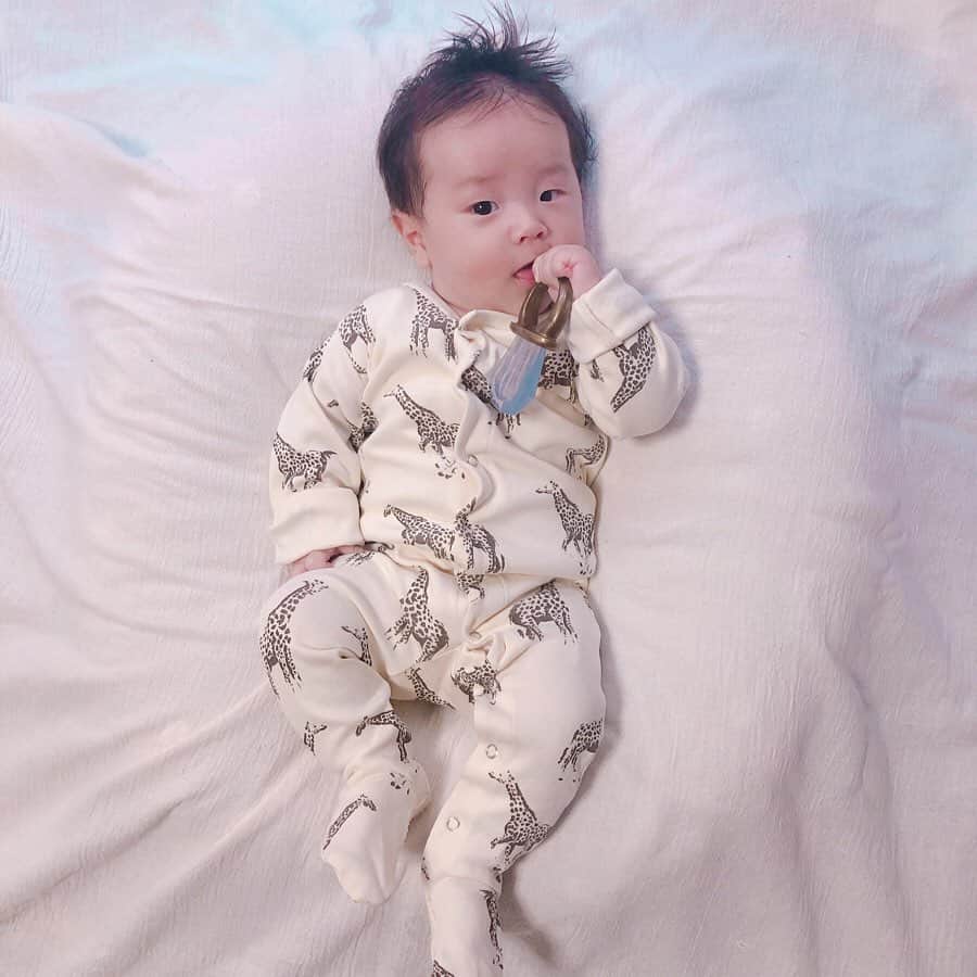 のインスタグラム：「〻baby wear〻 ・ ・ ・ @lovedbabyjapan の#足付きロンパース 𓃱  𓃱 ・ リアルなキリン柄がオシャレ。 ・ こういうのってすぐサイズアウトしちゃうーと思って少し大きめの6~9monthsのを選んだけど、少しゆとりがあってちょうど良かった✨手の袖は折り返してる💡 ・ 足付きロンパースって赤ちゃんぽくて大好物🤤 ・ 生地も柔らかくってあらたんご機嫌でウインクしてくれたよ🥴 ・ ダイヤモンド💎の歯固めは友達からお祝いで頂いたもの、可愛い♡ ・ ・ ・ rompers▶ @lovedbabyjapan ・ ・ ・ #ファッション#コーデ#fashion#ママ#ママコーデ#プチプラコーデ#大人カジュアル#ヘアアレンジ#大人可愛い#ジユジョ#패션스타그램#シンプルコーデ#158cmコーデ #158cm #秋コーデ#産後コーデ#mamagirl#ママリ#ママリファッション#産後3ヶ月#locari#lucrajp#令和元年ベビー #あらたんコーデ#歯固め#lovedbabyjapan#lovedbaby」