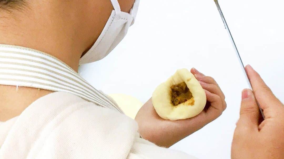 神戸製菓専門学校（公式）さんのインスタグラム写真 - (神戸製菓専門学校（公式）Instagram)「🌈オープンキャンパス🌈 パン実習では #きのこカレーパン を作りました🍛 カレーフィリングを包む、#包餡 の作業にも挑戦❗️はみ出さないように適量を綺麗に包むのは案外難しい❗️💦 パン生地の分割や丸め、成形の練習もたくさんしました🍞😃 #神戸製菓 #神戸製菓専門学校 #パン #製パン本科 #パン職人 #ブーランジェ #カレーパン #カレー #神戸 #三宮 #神戸パン #三宮パン #パン屋 #パン屋巡り #オープンキャンパス #pattistagram2019」11月23日 18時48分 - kobeseika_info