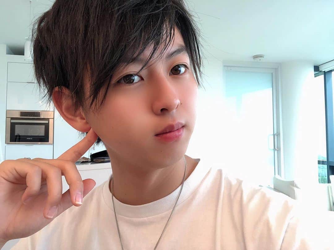 HIROKIのインスタグラム：「「卒論が進まない」の顔です . どうぞ、お納めください。 . . みなさん、頑張れない僕を励ましてください。笑 . #qyoto #violin #hiroki #🎻」