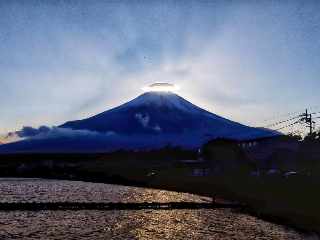 森高愛さんのインスタグラム写真 - (森高愛Instagram)「私が昨日のインスタライブで言っていた、ダイヤモンド富士直後の富士山🗻 やばーい！すごいー！ぴかぴかー！ 本当に富士山🗻にはすごい力が宿っているよね。 こんなに近くで見たの初めてだったんだけど、感動しちゃった。 うるうる涙出てきてしまった😂😂 #富士山」11月23日 18時50分 - ai_moritaka_official