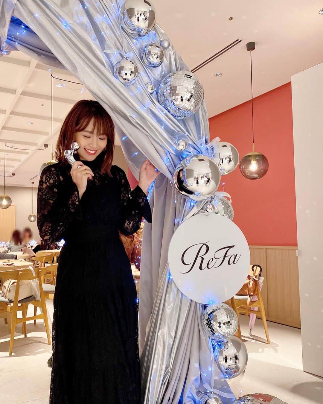 のインスタグラム：「#refa ✨ ． ． リファからは新しく発売されたリファモーションカラットの体験会へ行ってきたよ🤗💓 私もリファ持ってるんだけど、今までとは違う✨✨感動しちゃった😍 ． 可動式のローラーが深く広くやさしく肌をとらえてくれて、流してくれる感じ❣️ やみつきになる‼️ ． リファが誕生して10年なんだって✨ ボディケアには欠かせないリファには長くお世話になってるから、これからもお世話になります🤗w 家にあるリファ出してケア始めよ〜っと💓 ． #史上最強の吸いつき#motion#pr#自宅ケア#ママケア#ママ#２児のママ#美容」