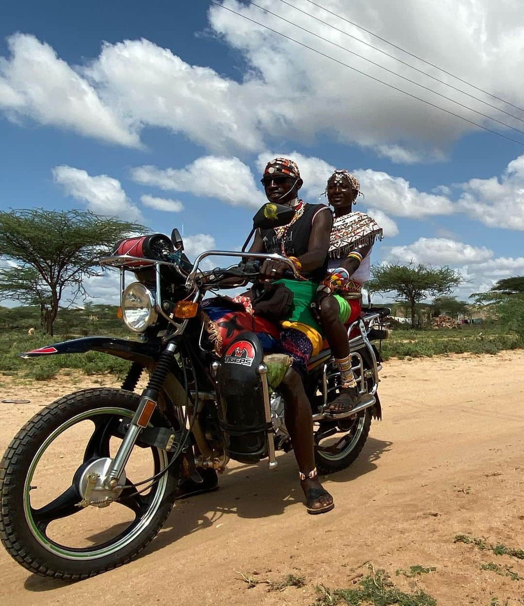 アニヤ・ルービックさんのインスタグラム写真 - (アニヤ・ルービックInstagram)「Women creating change! I am visiting “Save the Elephants” in Samburu this week and just met Mama Tembo Group Leader Mpayon. Mama Tembo is a group of women that record animal movement and give early warnings of attempts to create settlements along pathways used elephants in the region. Mpayon has also been the force behind a campaign to encourage Samburu people to protect wildlife and ecosystems in Northern Kenya. She is an incredible artist and musician. Check out her song on YouTube called “Elephant Hands“ I love when women lead ! Visiting her village and meeting her family and kids  #knotonmyplanet #savetheelephants #conservation #elephant #elephants #kenya #africa #elephantcrisisfund @savetheelephants @knotonmyplanet ..... W tym tygodniu odwiedzam „Save the Elephants” w Samburu i spotkałam się z liderką grupy Mama Tembo, Mpayon.  Mama Tembo to grupa kobiet, które rejestrują ruch zwierząt i z wyprzedzeniem  ostrzegają o próbach osiedlenia się na szlakach wykorzystywanych w regionie przez słonie.  Mpayon była także siłą napędową kampanii zachęcającej mieszkańców Samburu do ochrony dzikiej przyrody i ekosystemów w północnej Kenii. Jest niesamowitą artystką i tworzy muzykę. Sprawdźcie  jej piosenkę na YouTube zatytułowaną „Elephant Hands” Mpayon. Odwiedziłam jej wioskę i poznałam jej rodzinę, siostry, i dzieciaki.」11月23日 18時54分 - anja_rubik