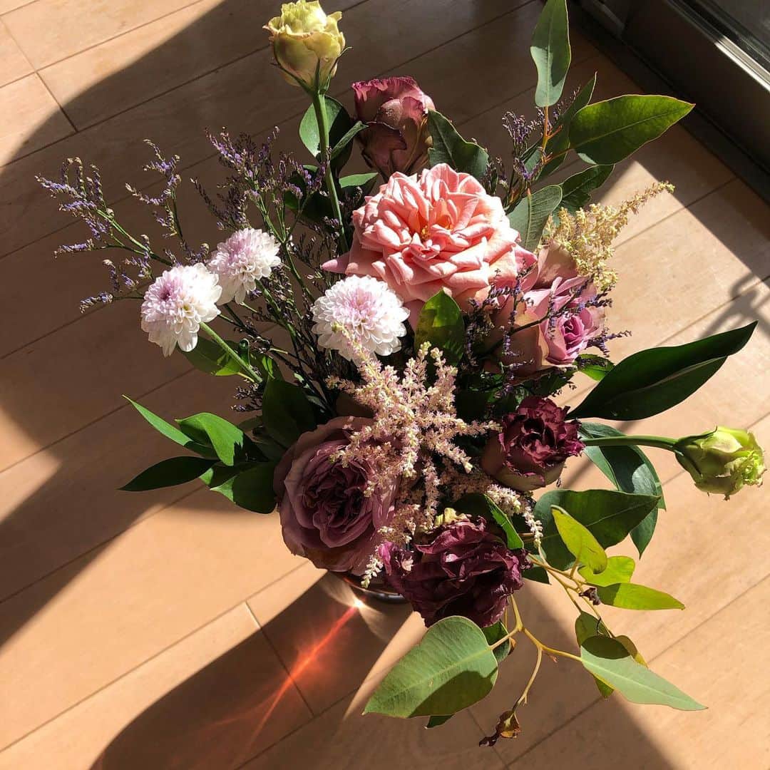 のインスタグラム：「誕生日にもらった綺麗なお花、枯れる前に逆さにしてドライフラワーに👍✨ これでリースを作りたいな✨ やったことないけども。笑」