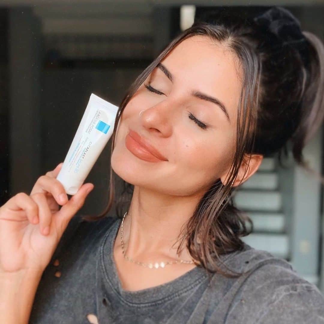 La Roche-Posayさんのインスタグラム写真 - (La Roche-PosayInstagram)「Thanks for the kind words, @viihrocha, we couldn’t be happier that Cicaplast saved your post-sunburn skin. Don’t forget to slather on Anthelios Shaka next time!  All languages spoken here! Feel free to talk to us at any time.  #larocheposay #cicaplast #lrplove」11月23日 19時00分 - larocheposay