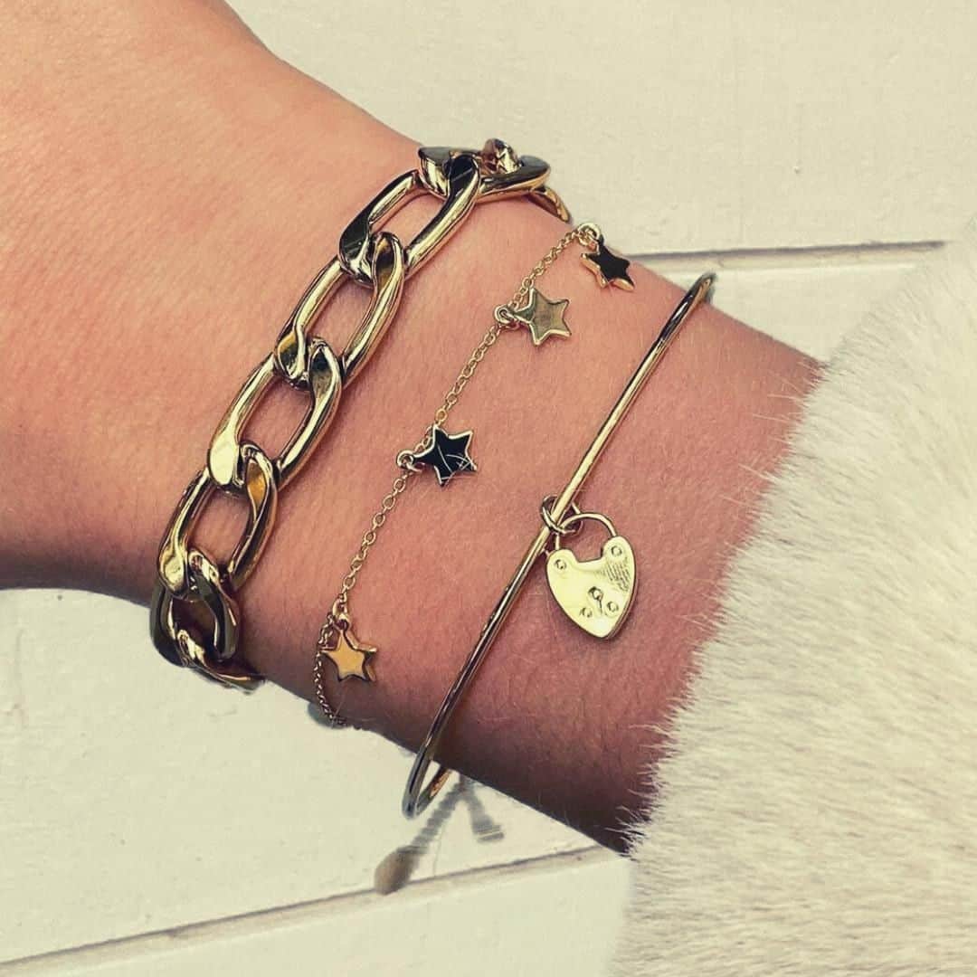 のインスタグラム：「Serious stacking! Gift yourself or someone special this crimble from our wrist wear collections.🖤Black Friday is coming soon, remember to sign up to our email newsletters to be the first to hear about our huge offers!🖤(Link in bio)⁠ @sophiess #orelialondon #oreliajewellery #jewellerystacking #gifting」