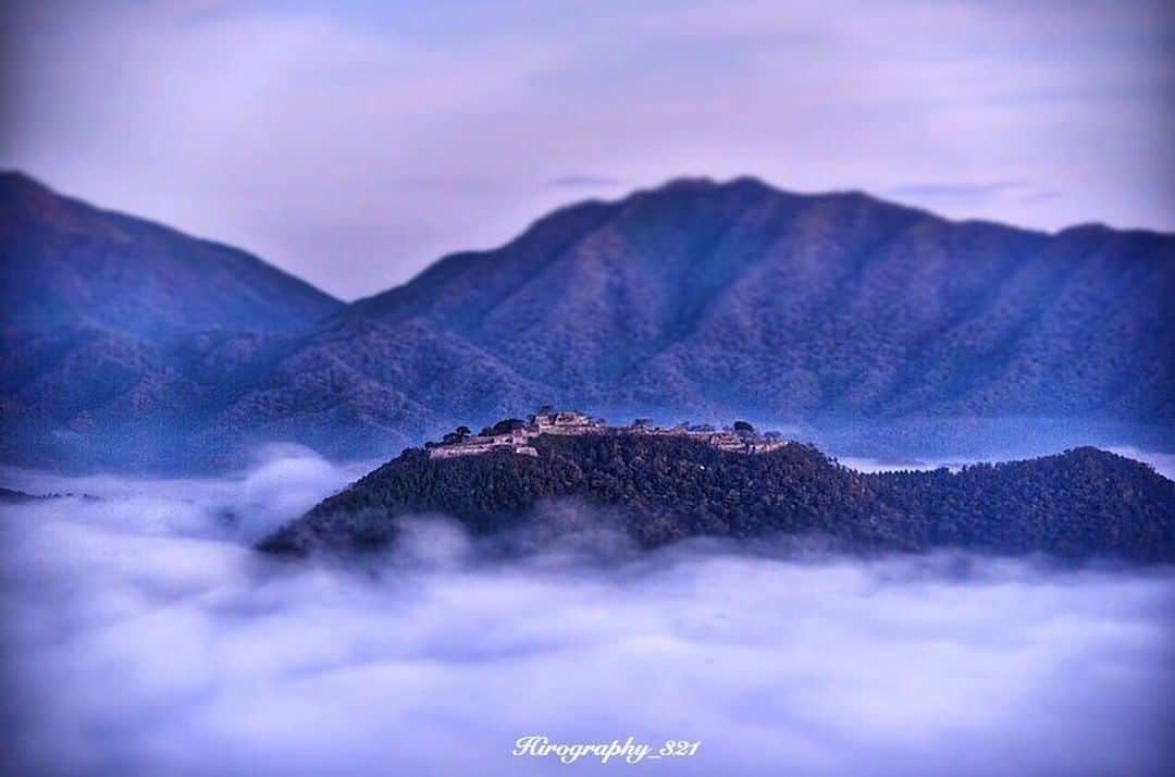旅行メディア・じゃらん〈公式〉さんのインスタグラム写真 - (旅行メディア・じゃらん〈公式〉Instagram)「【 #竹田城跡 】 竹田城跡は、標高353.7mの古城山山頂に築かれました。 この地域は、しばしば秋の良く晴れた朝に濃い霧が発生することがあります。 この朝霧が竹田城跡を取り囲み、まるで雲海に浮かぶように見える姿から、 いつの頃からか竹田城跡は「天空の城」と呼ばれるように。 . . . ━━━━━━━━━━━━━━━ 📍 竹田城跡 住所 / 兵庫県朝来市和田山町竹田 アクセス / 山城の郷から竹田城跡　　徒歩／40分／アスファルトの坂道 . 📷 photo by  @hirography_321 📅 2019. ━━━━━━━━━━━━━━━ 📎 【 #じゃらんおすすめ_関西 】 ━━━━━━━━━━━━━━━ . . #jalan_travel からpick upしました🔍 ステキなお写真ありがとうございました😊 . . ☑ お出かけの際は、詳しい情報をお調べの上お出かけください。 ☑ #jalan_travel をつけて、おでかけの写真を投稿してね♪ 　このアカウントやじゃらんニュース・pintarestで紹介します！ （撮影日・場所の情報があると嬉しいです） . . . #兵庫 #兵庫旅行 #兵庫観光 #天空の城 #素晴らしい景色 #日本の風景 #ひろがり同盟 #大人旅 #じゃらん #休日 #おでかけ #観光 #観光地 #観光スポット #旅行 #旅行好きな人と繋がりたい #旅行好き #写真好きな人と繋がりたい #ファインダー越しの私の世界  #Japan #travel #travellers #trip #jalan #japantravelphoto #japantrip #japantravel、」11月23日 19時00分 - jalan_net