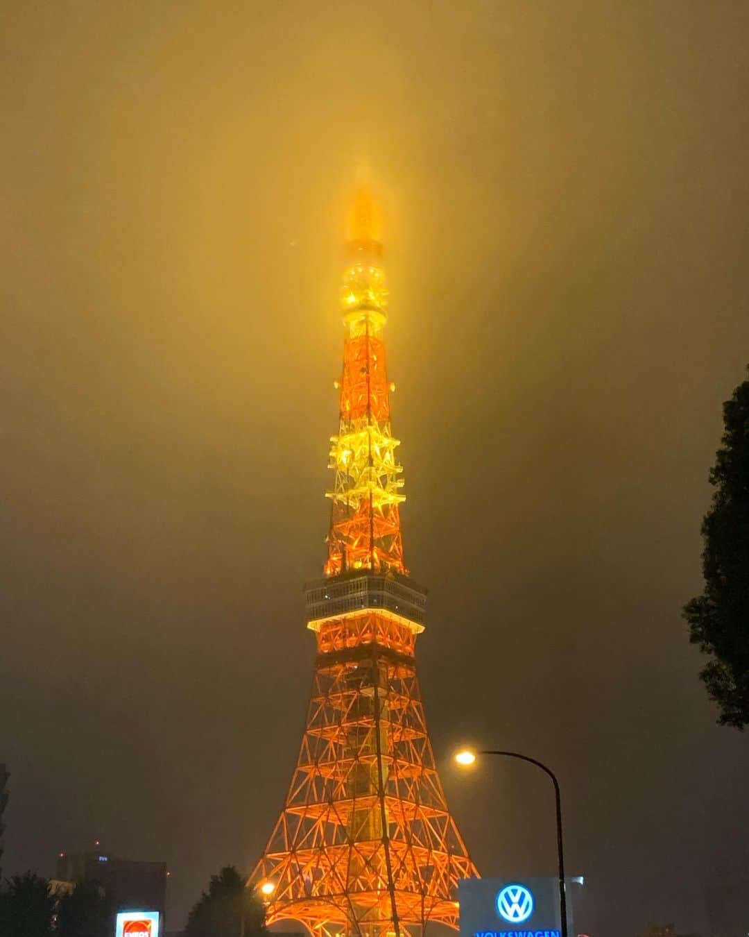 橋本志穂さんのインスタグラム写真 - (橋本志穂Instagram)「ただいま！雨の東京 一番好きな東京タワー🗼のポイントから 霧に包まれる東京タワー🗼もらおうと素敵❣️ 東京駅から 丸の内や銀座のイルミネーションを楽しみました」11月23日 19時10分 - shihohashimoto3